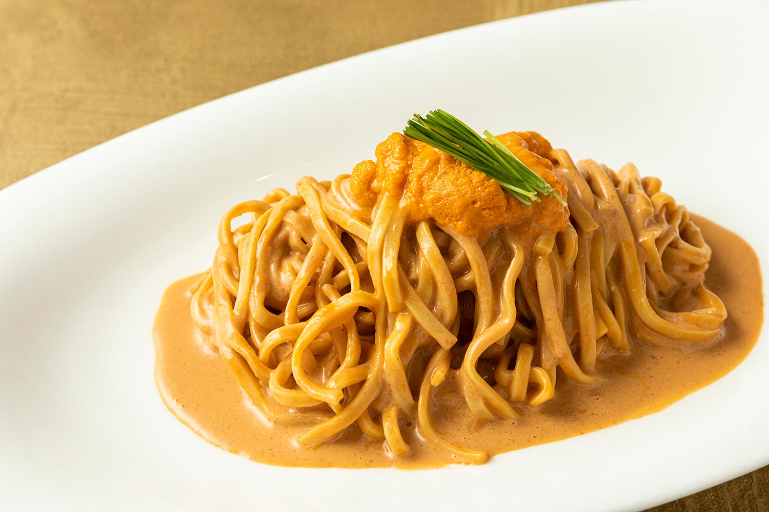 濃厚なウニクリームと熊本県八代産トマトのタリオリーニ