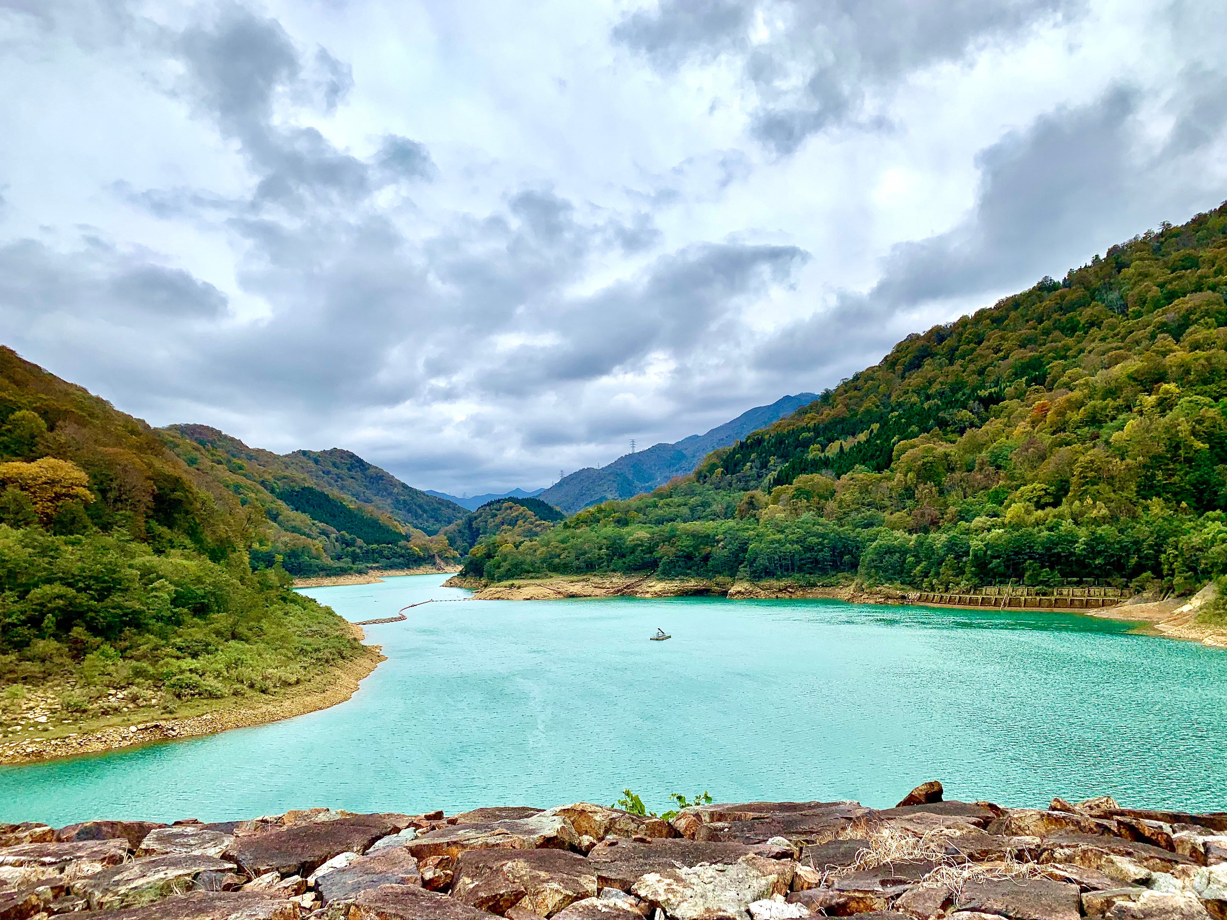 エメラルドグリーンに輝く二居湖(ふたいこ)を目の前に
