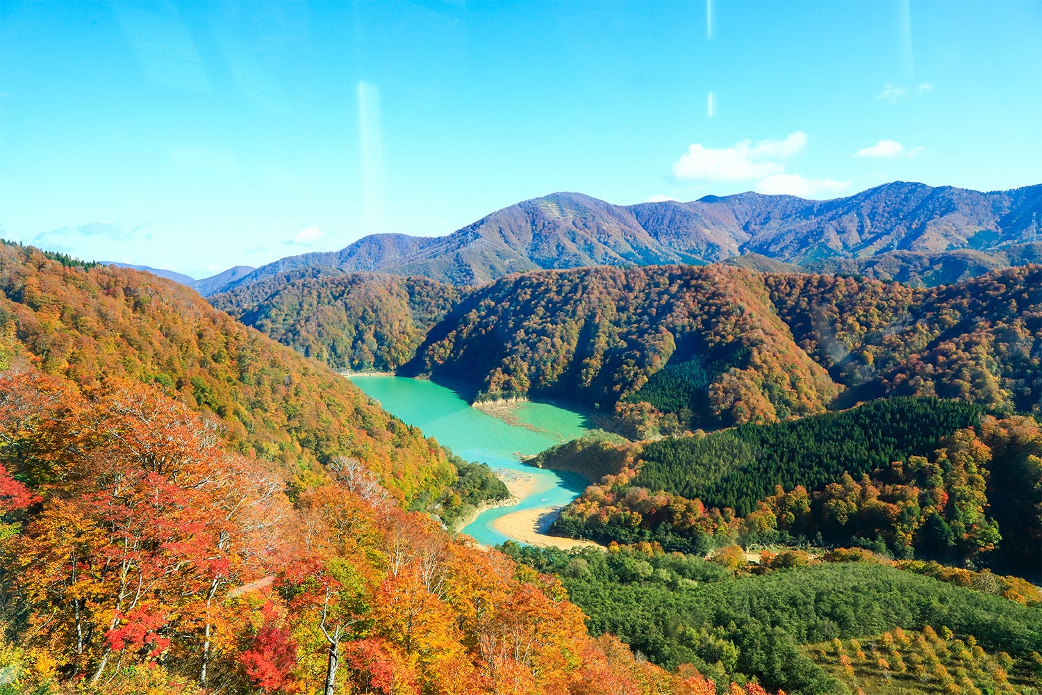 絶景ポイント②エメラルドグリーンに輝く二居湖(ふたいこ)