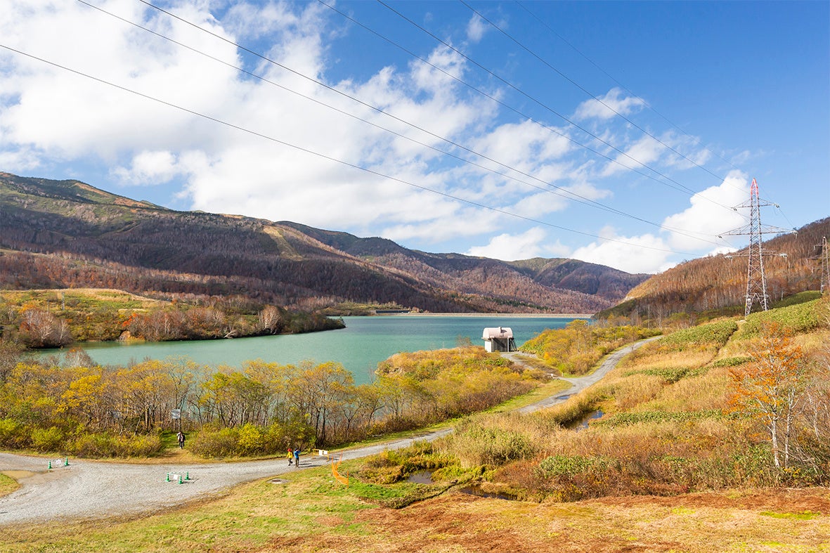 美しい紅葉に包まれる「田代湖」