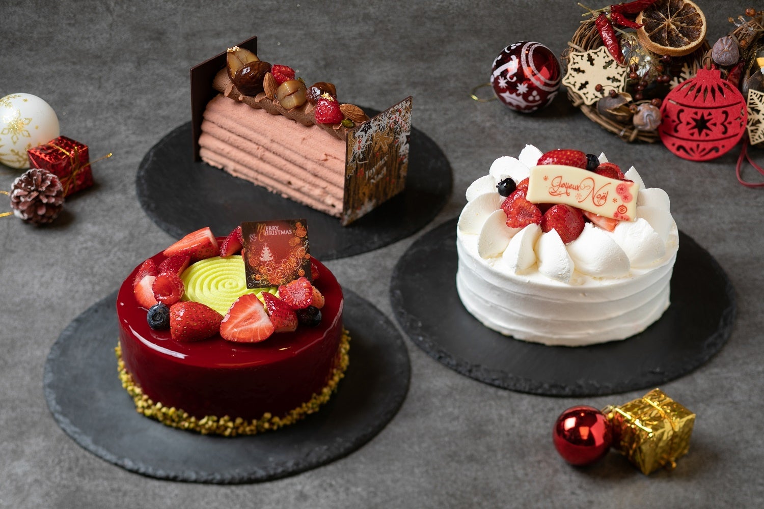 上）ブッシュドノエル カフェマロン 左）ルージュショコラ、右）あまおうクリスマスショートケーキ