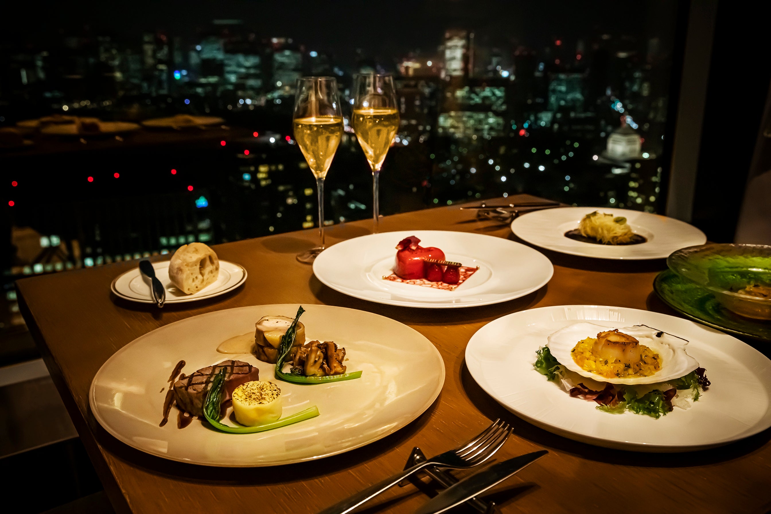 クリスマスディナー All‐Day Dining OASIS GARDEN「Noël Dinner」イメージ（ザ・プリンスギャラリー 東京紀尾井町）　