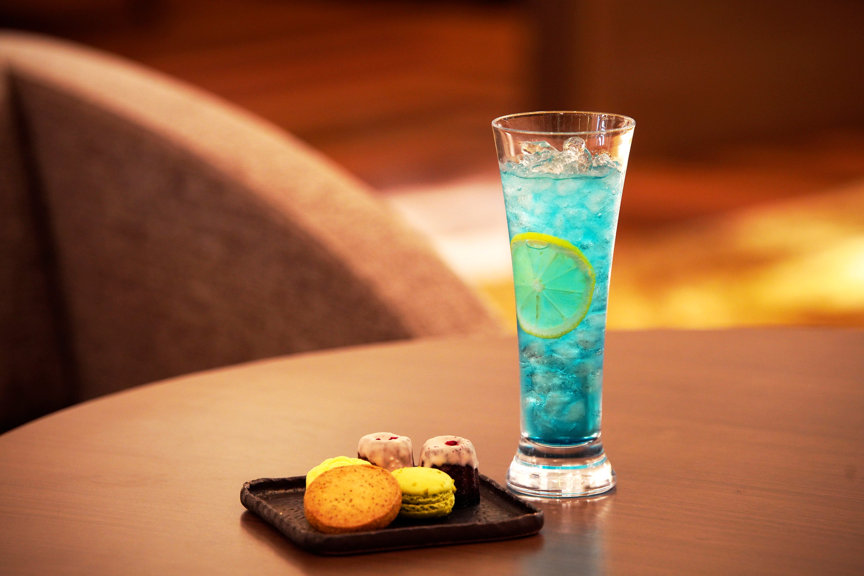 ラムベースで爽やかなオレンジの香りが特徴の「SLOW OTSU特別カクテル“BIWAKO BLUE”です。