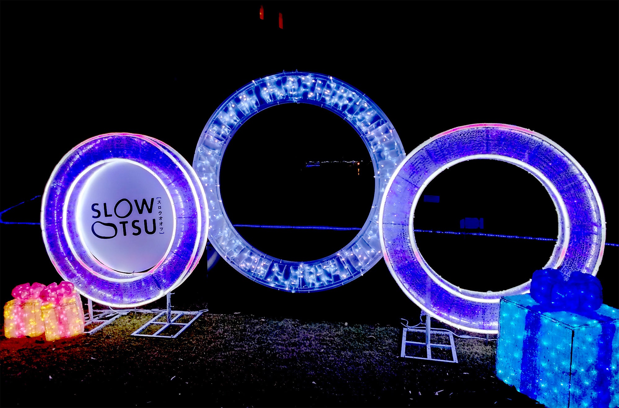 SLOW OTSUのロゴが映えるフォトスポットで記憶に残る想い出の一枚を撮影いただけます。