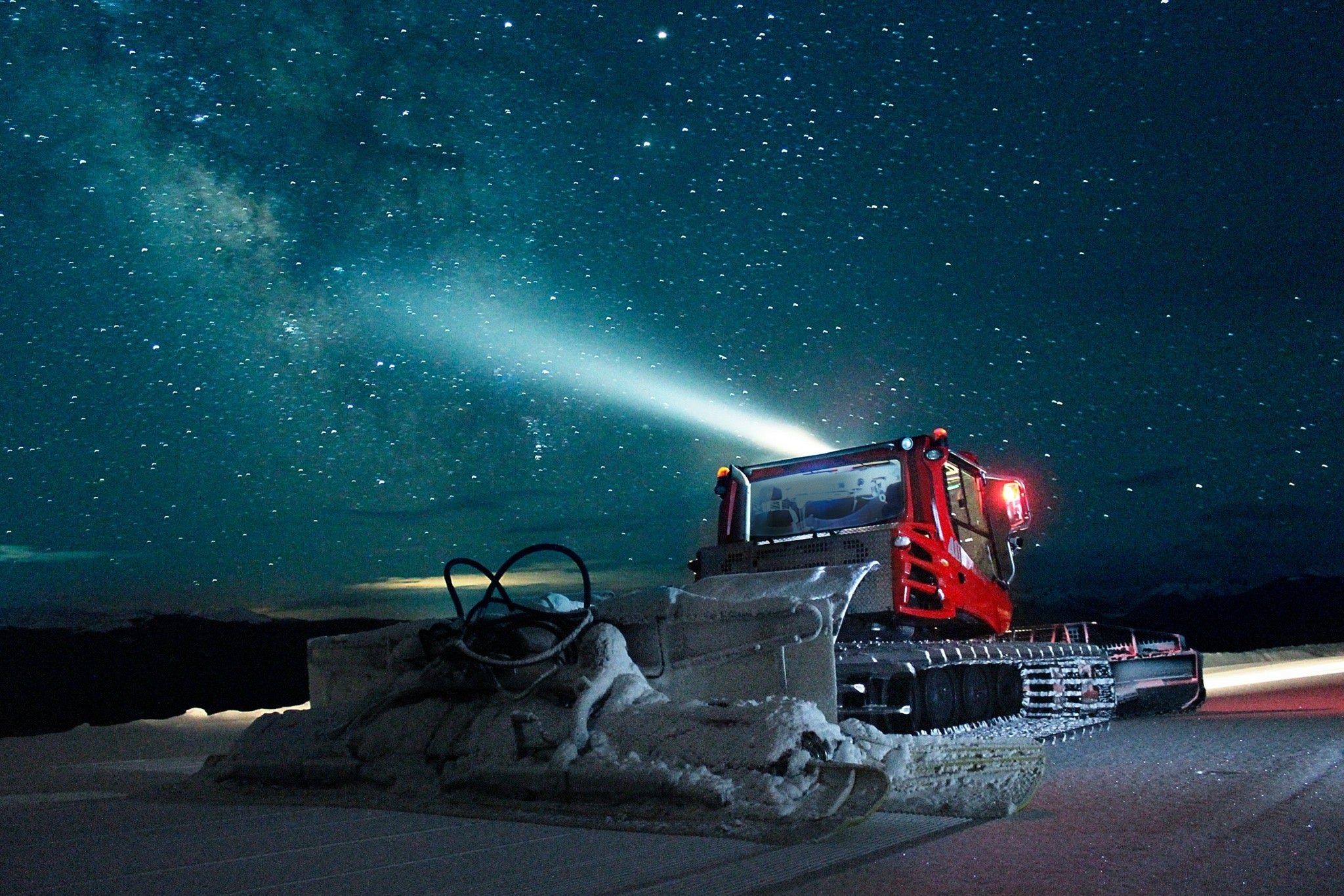 雫石の夜空に輝く星空とスノーキャット(イメージ)