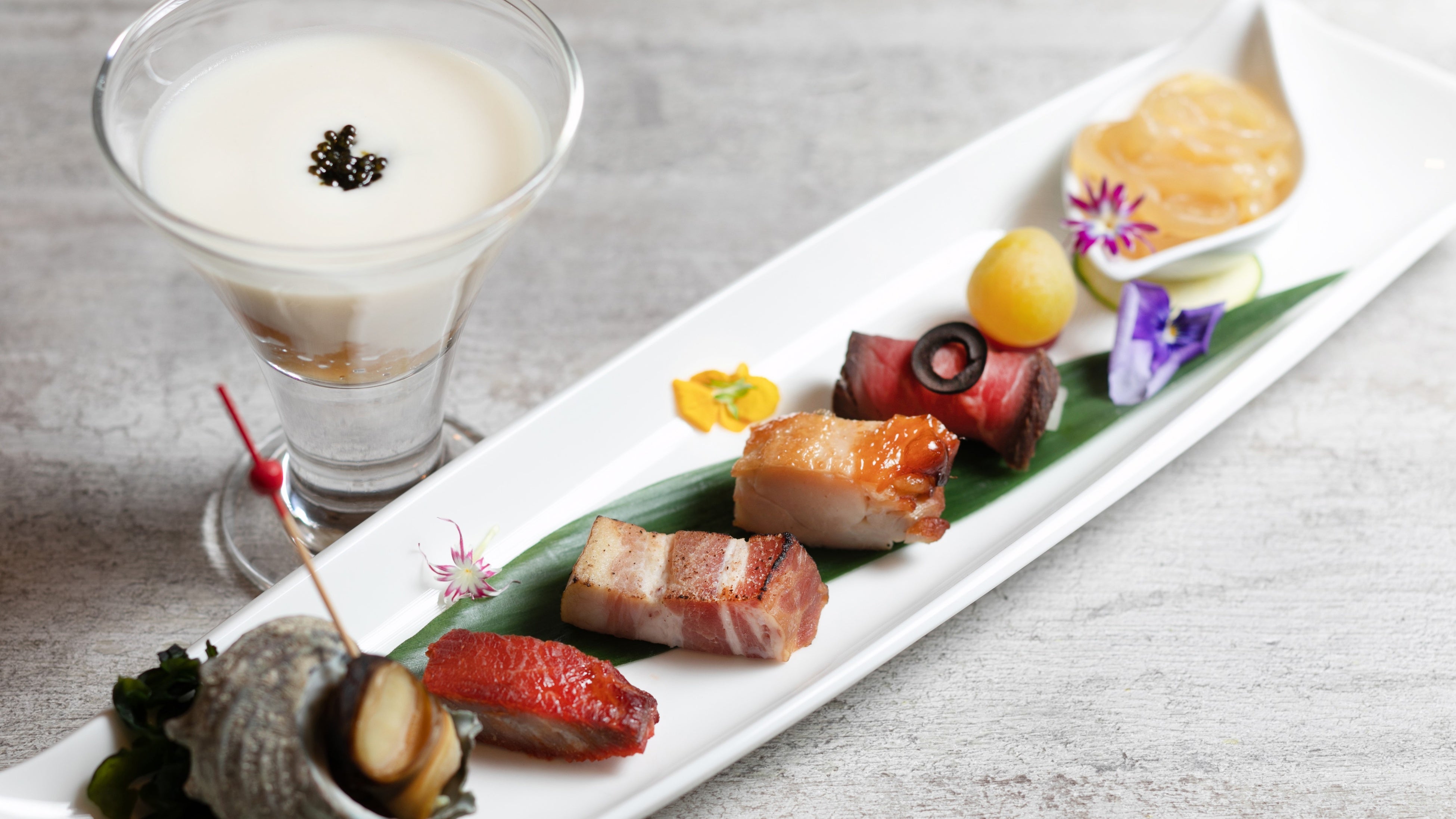 フカヒレゼリーのカクテル キャビアのせ／焼き物入り中華前菜の盛り合わせ