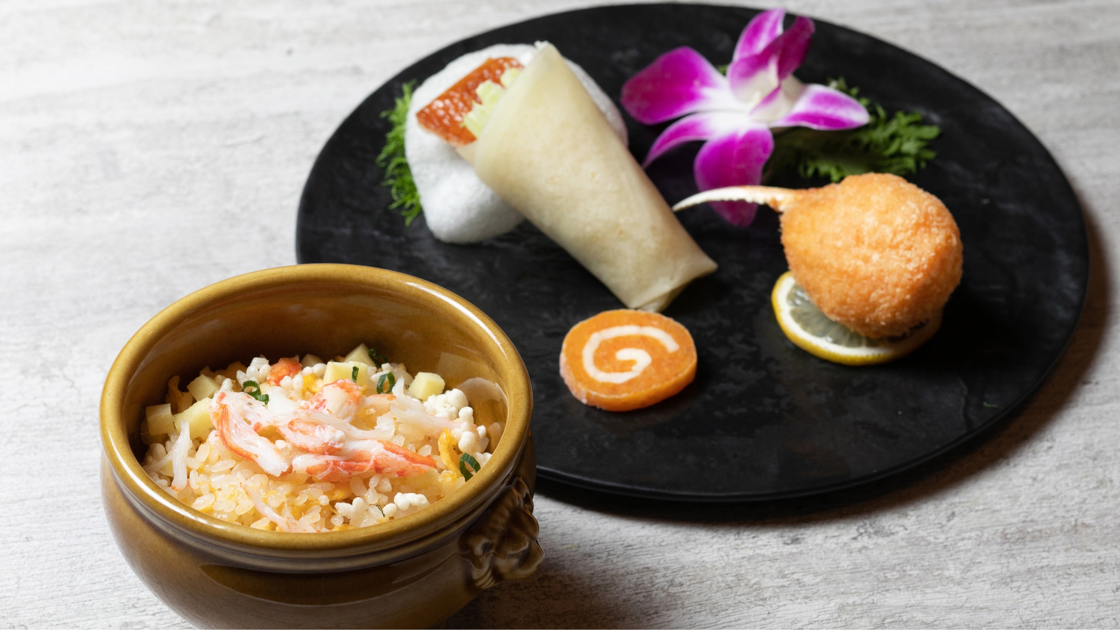 ズワイガニと生姜のクリスピー炒飯／北京ダックアプリコット風味 蟹爪の揚げ物添え