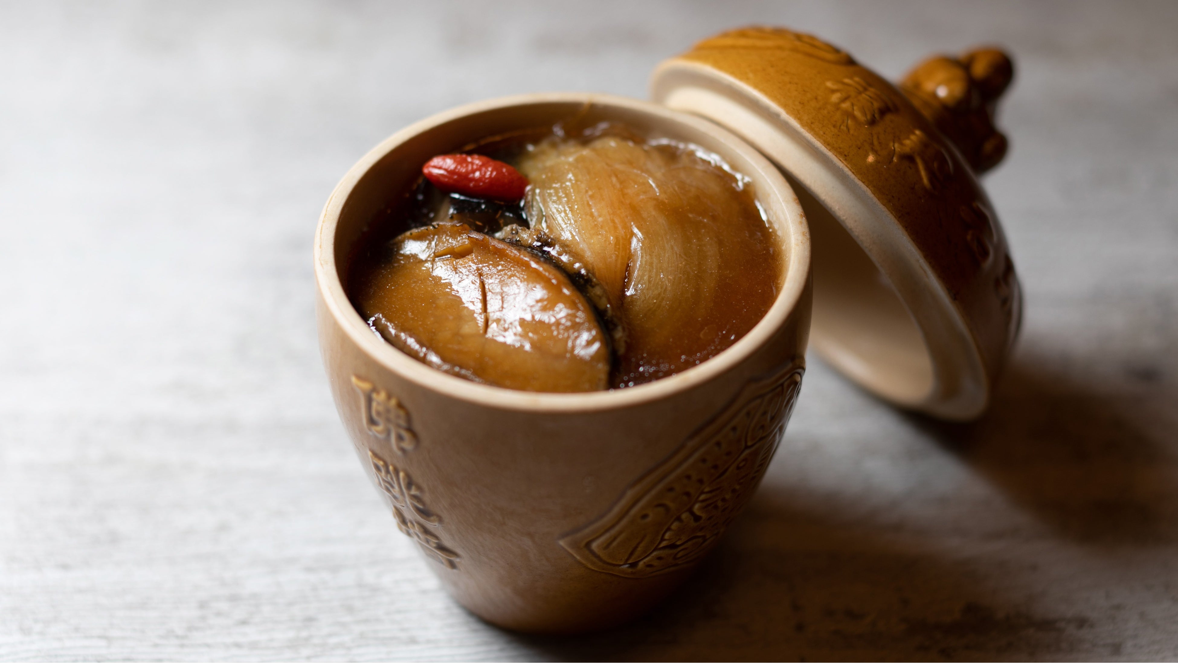 佛跳墻　毛鹿鮫と鮑入り山海珍味壺蒸しスープ