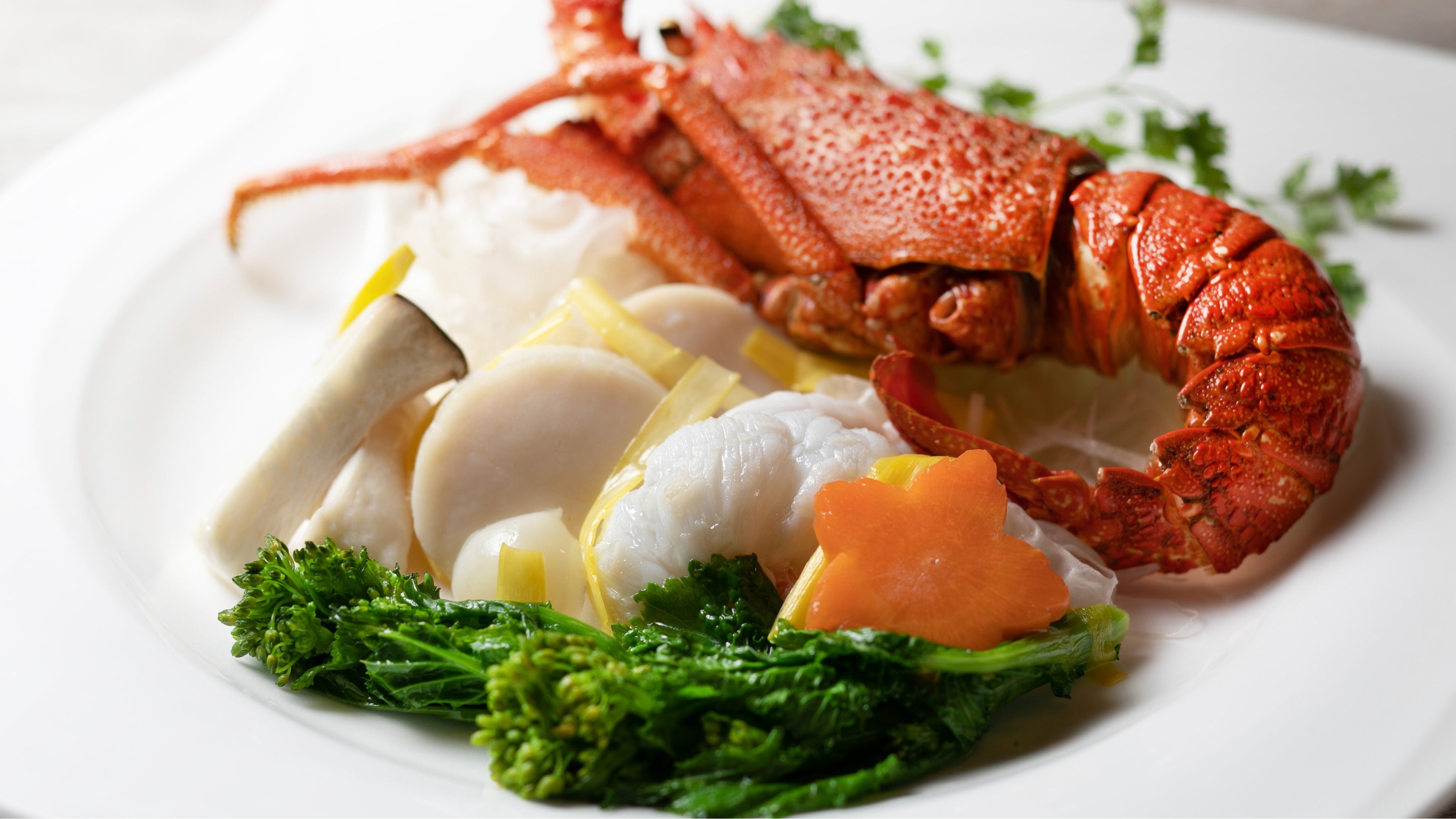 伊勢海老(外国産)と帆立貝の塩味炒め