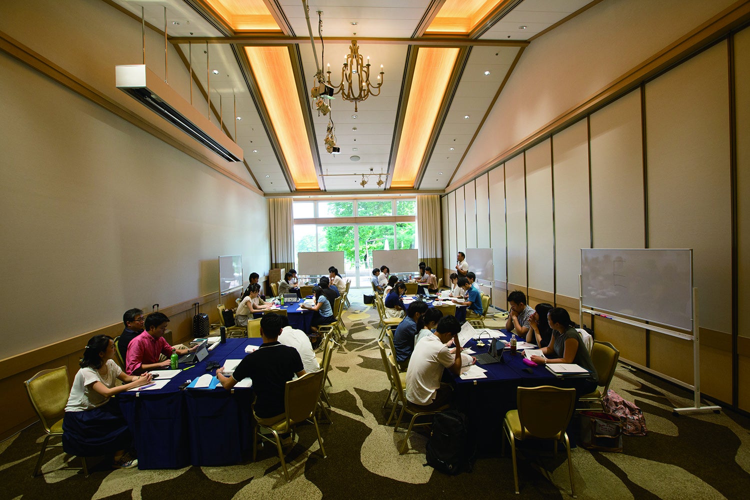 チームでブレスト会（イメージ）