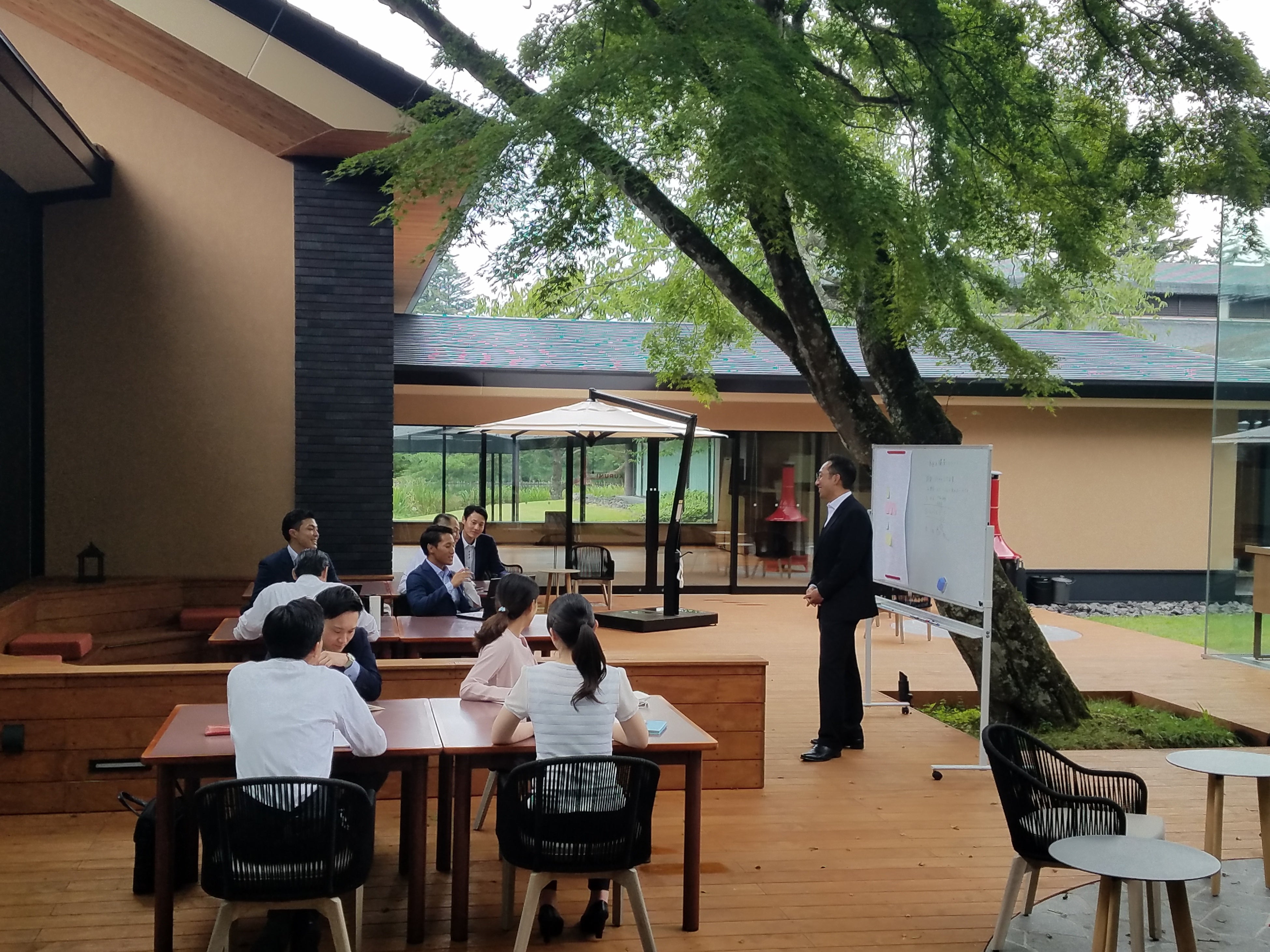 屋外でのオフサイトミーティング（イメージ）