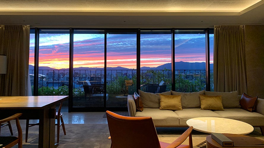 西の空に沈む夕暮れ（イメージ）