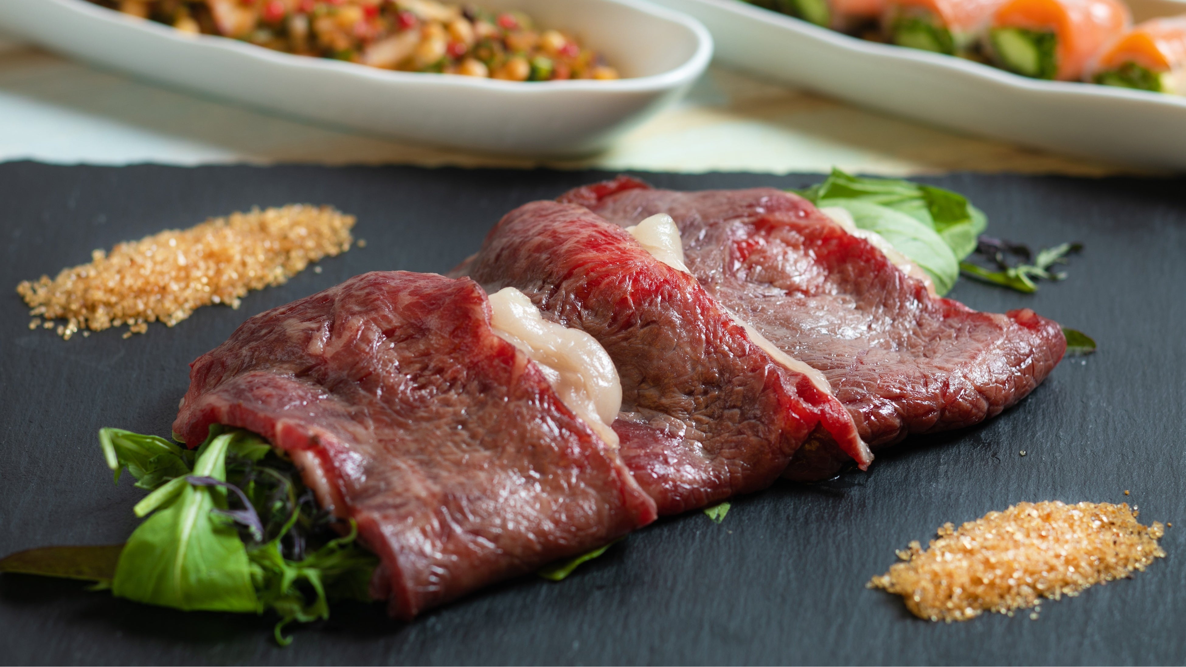 国産牛サーロイン ヒマラヤ紅岩塩焼き (イメージ)　 ※ディナーブッフェ限定メニュー