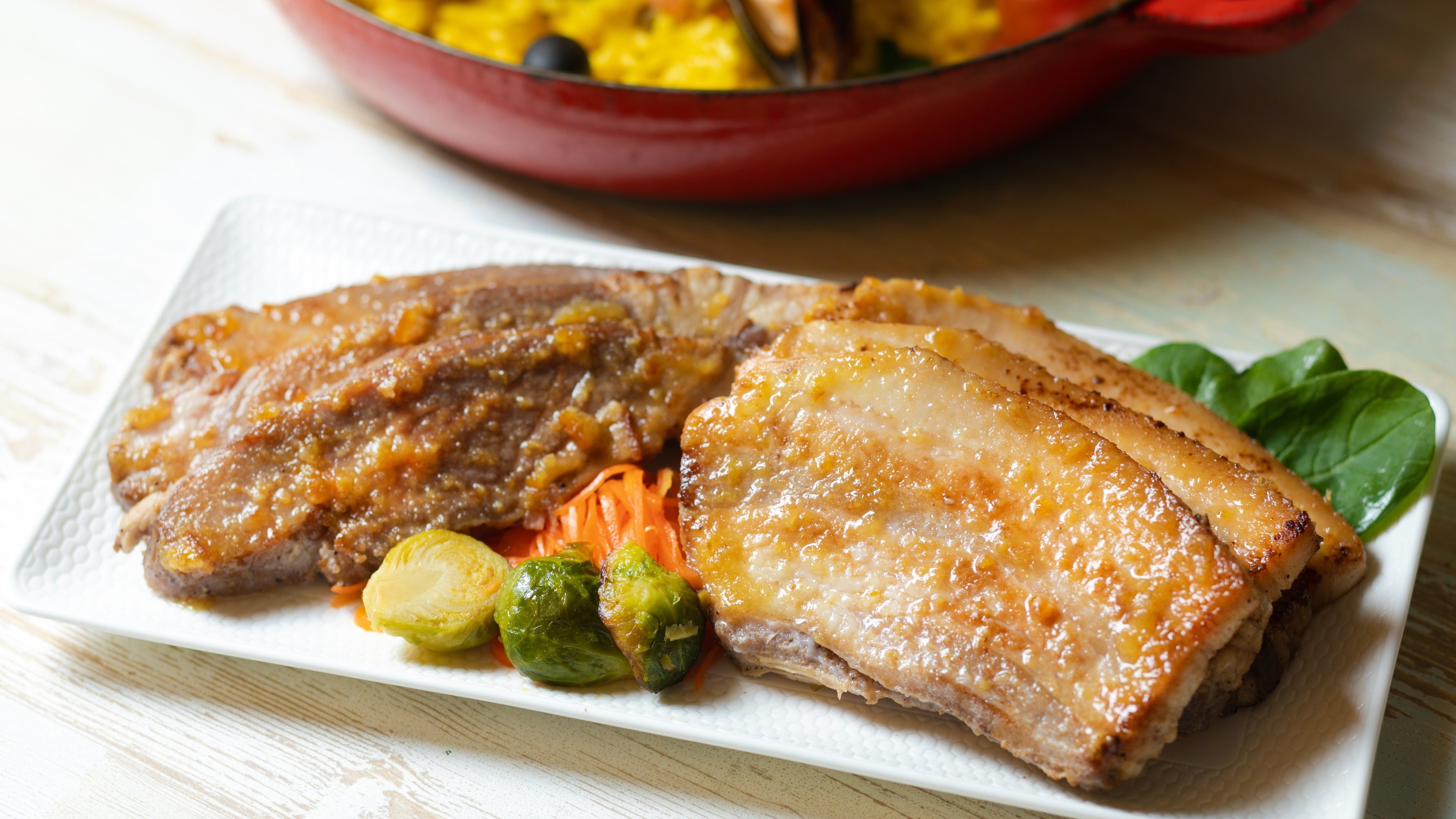 あぐー豚のコンフィ オレンジのママレード(イメージ)　※ランチ、ディナーブッフェ共通メニュー