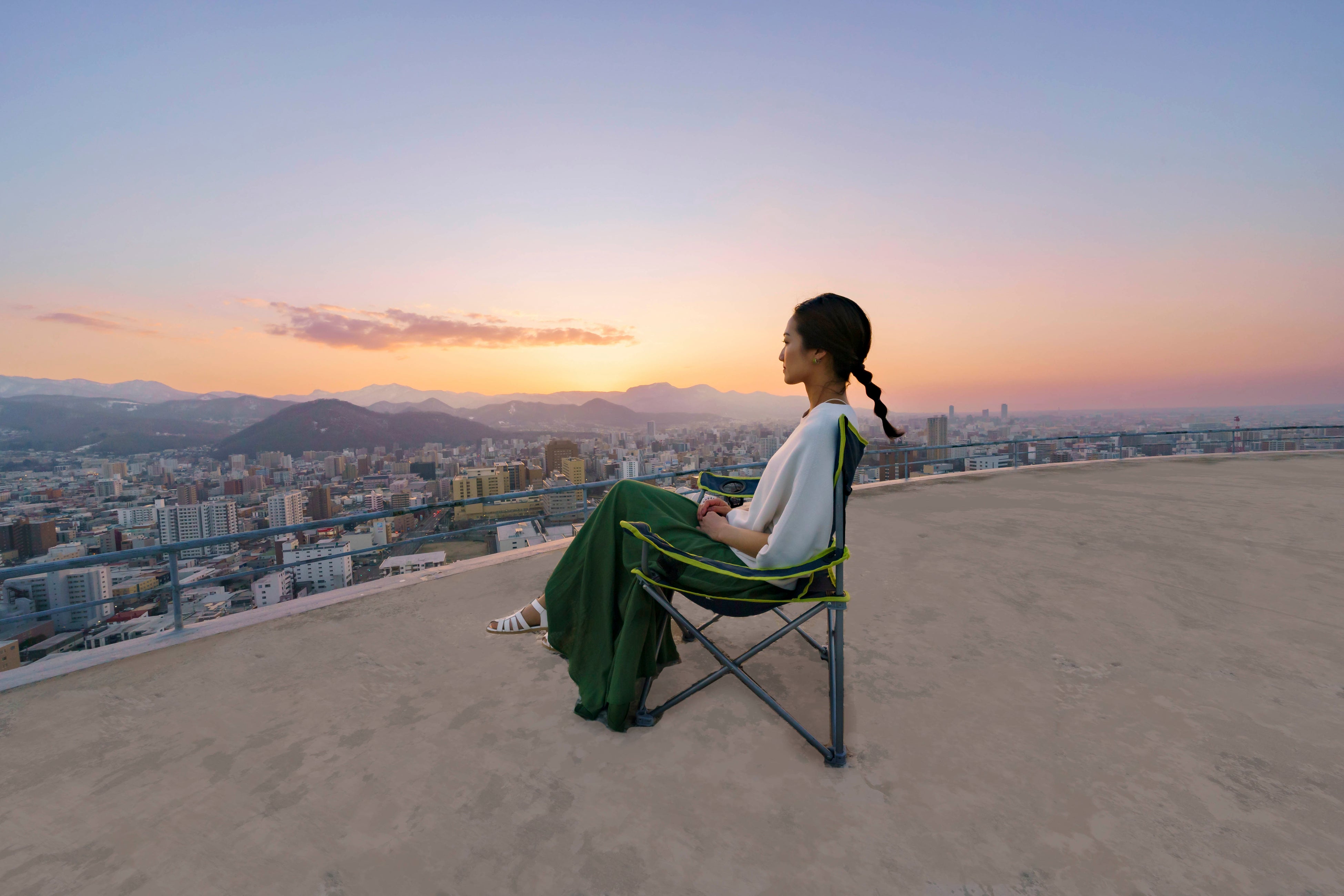 屋上ヘリポートで夕涼み（イメージ）