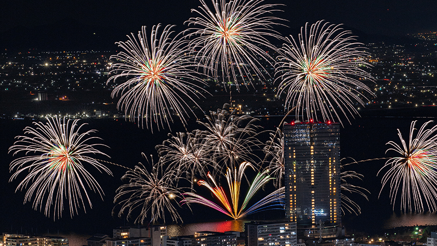 ディナータイムのクライマックスには目の前に打ちあがる花火を満喫