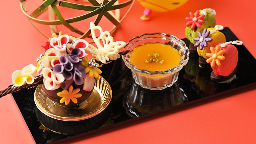 チョコレート仕立ての髪飾りや ヨーヨーをかたどったマカロンなど