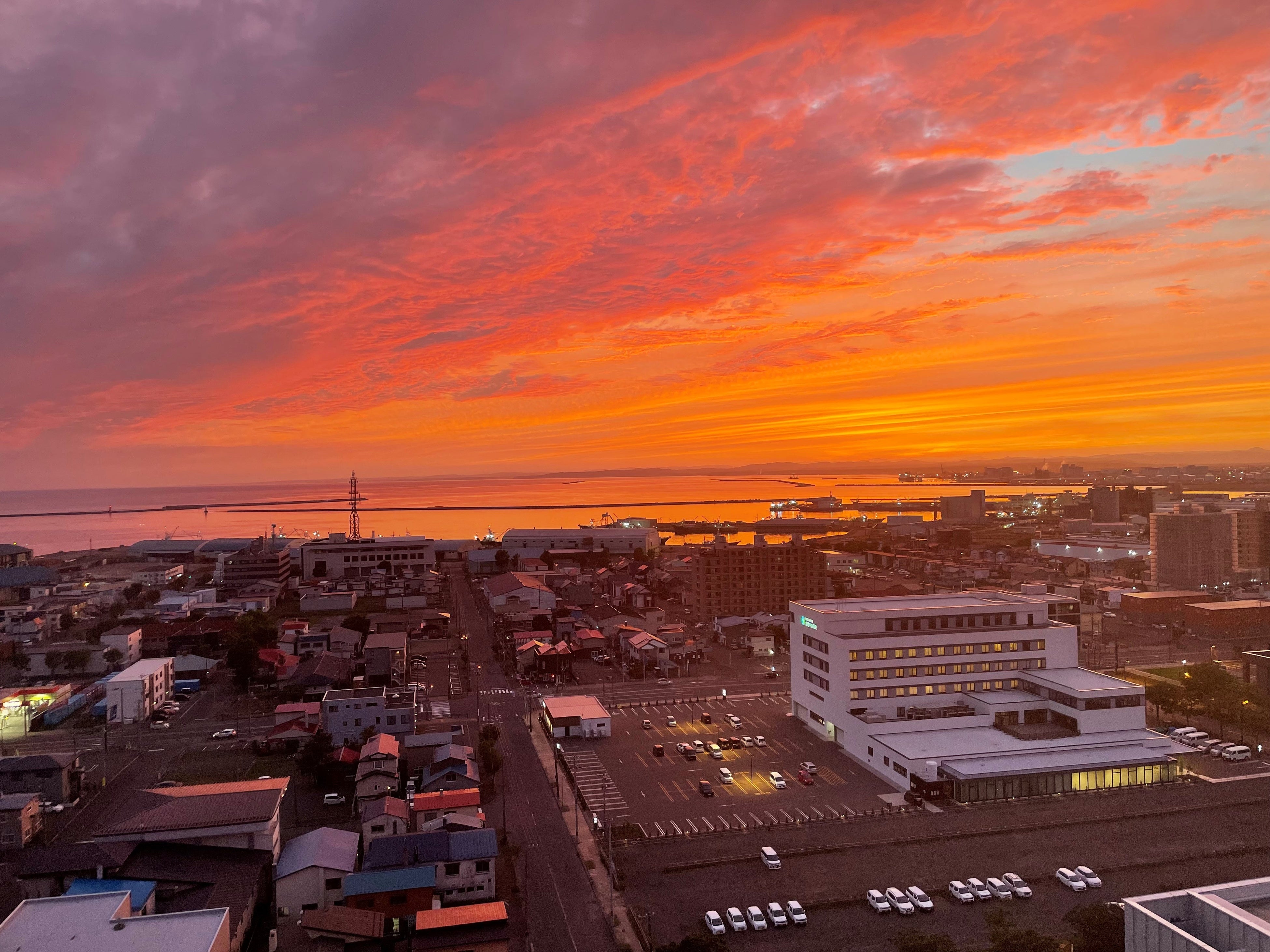 ホテル客室から望む日没後のマジックアワー