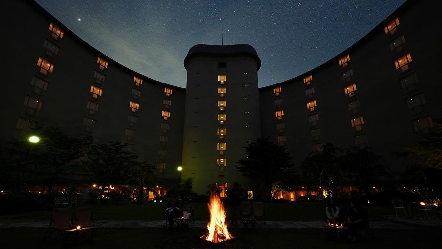 ホテル棟に囲まれた中庭で行われるファイヤーピット