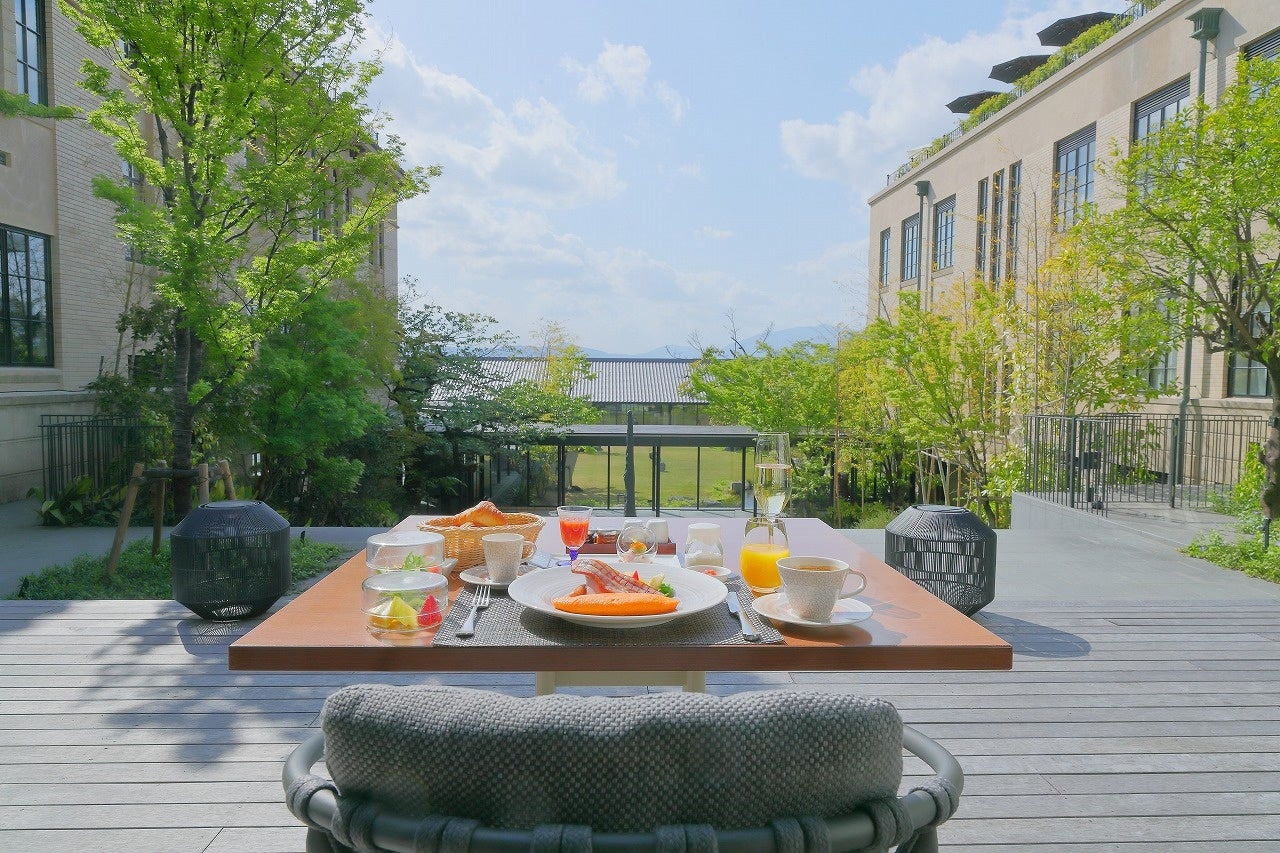 絶景のテラスで音楽を聴きながら優雅な朝食を