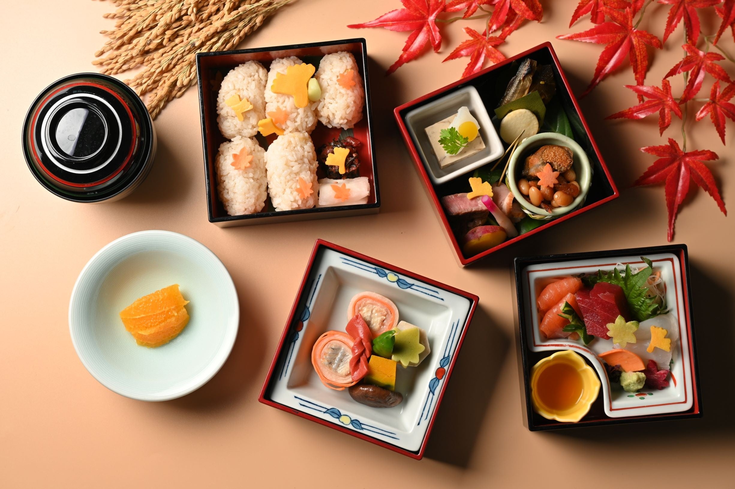 石山寺や秋の風景をイメージした「平安紅葉弁当」を船内で満喫