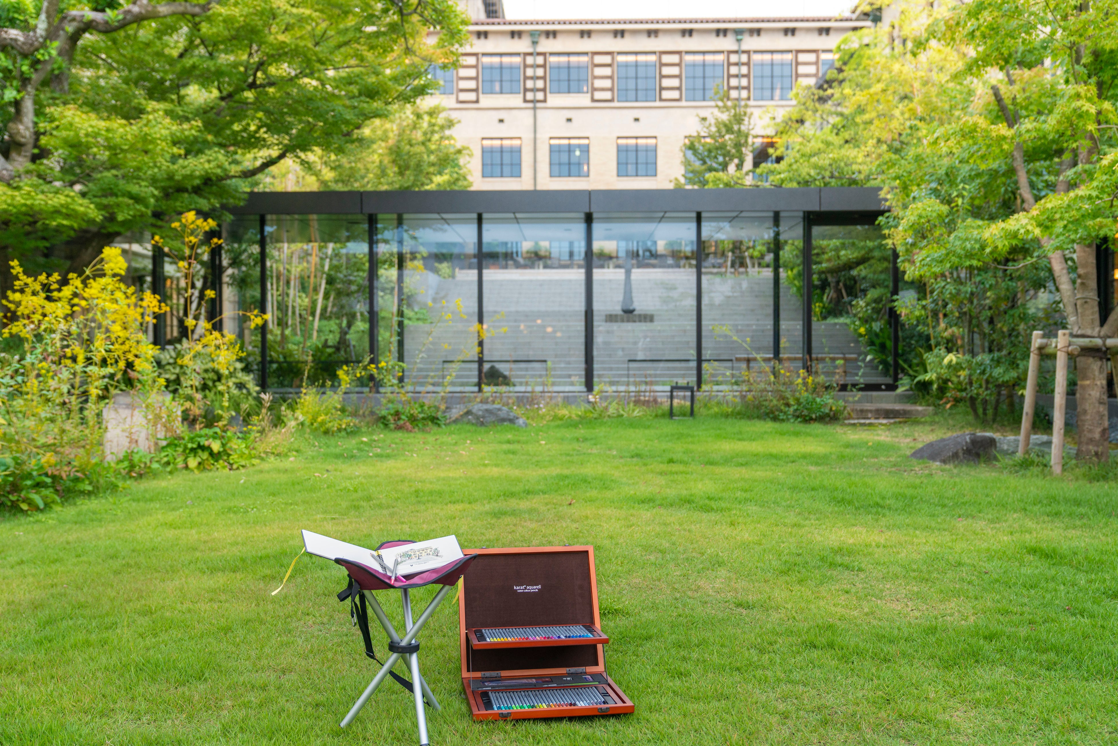 スケッチ用の持ち運び椅子を携えスケッチへ