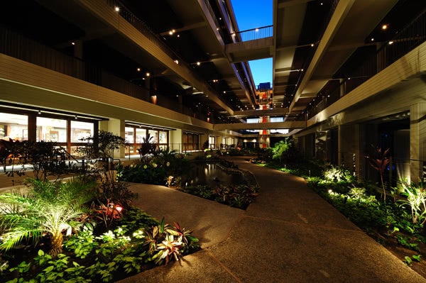 ハワイの自然との調和がとれた 吹き抜けのロビー空間