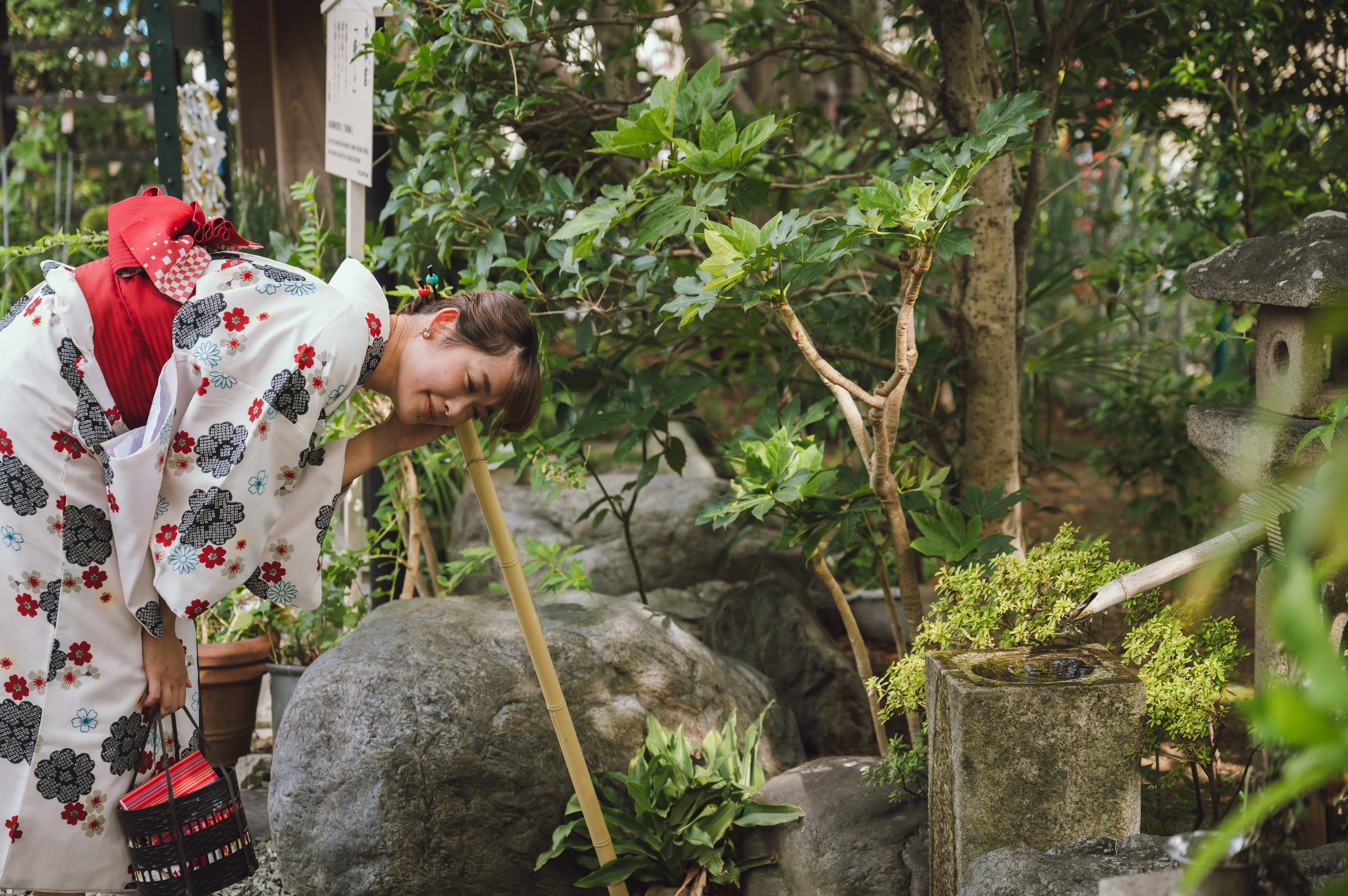 水琴窟の音に耳を澄ますイメージ