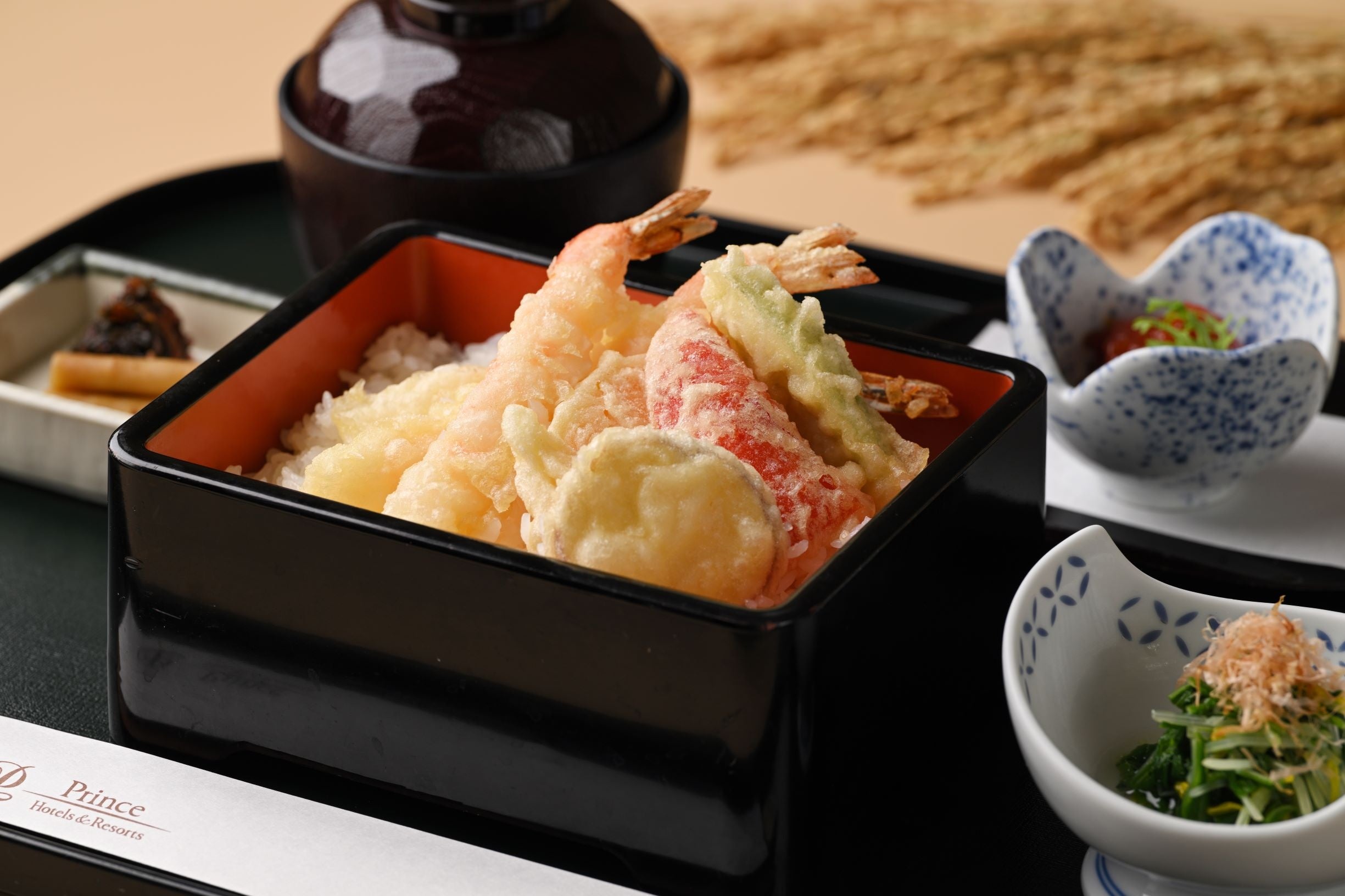 この季節ならではの新米を使用した1日10食限定「季楽里天丼ランチ」