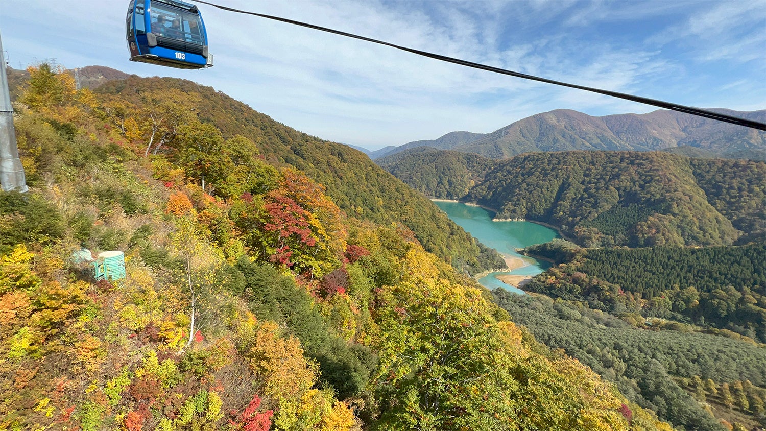 エメラルドグリーンに輝く二居湖(ふたいこ)