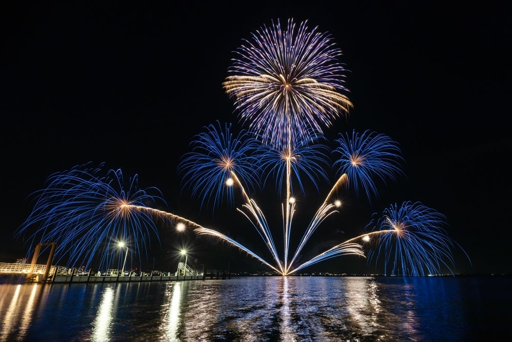 湖上に打ちあがる迫力の花火絶景を鑑賞(ホテル前湖岸より)