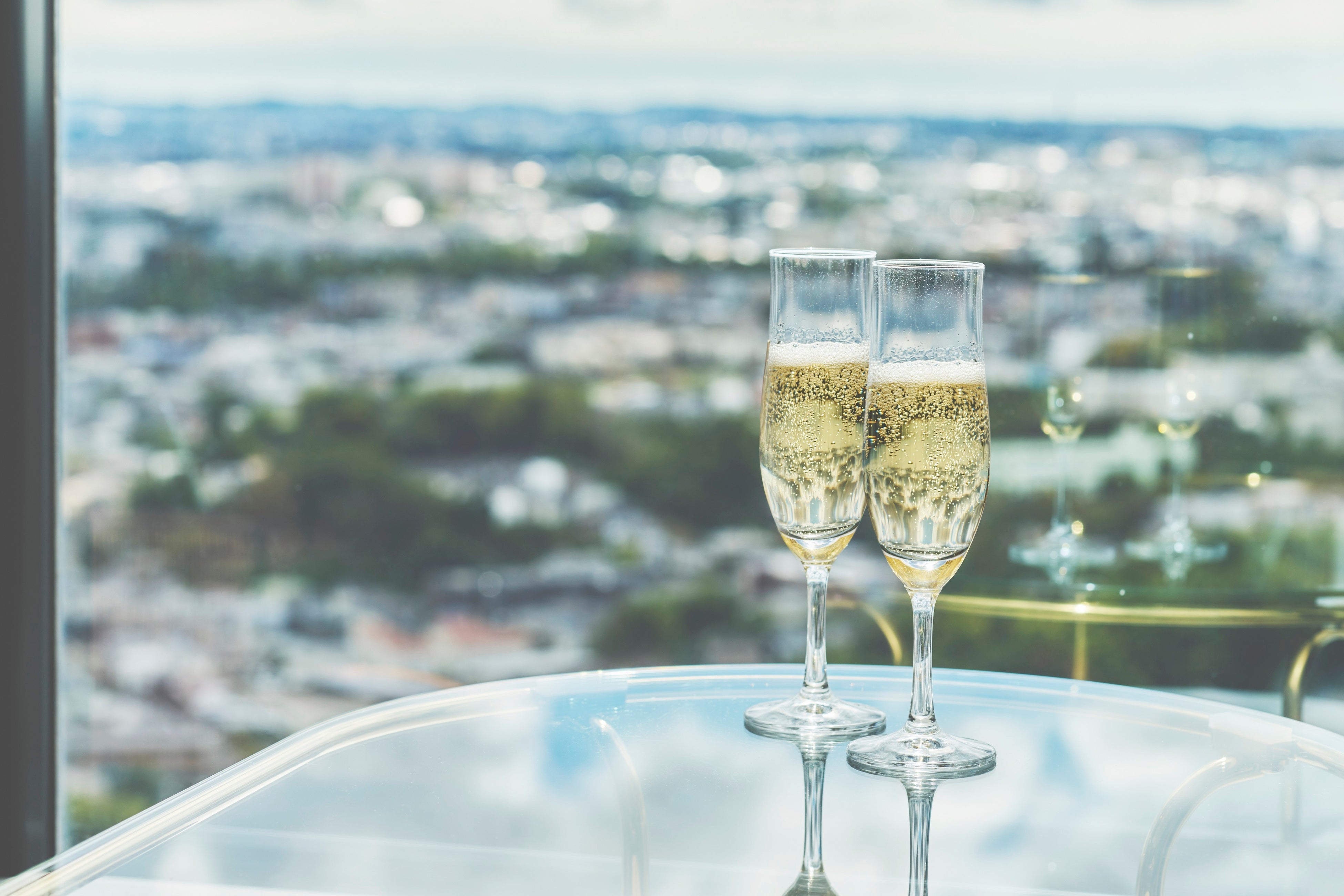 空模様が反射したテーブル イメージ