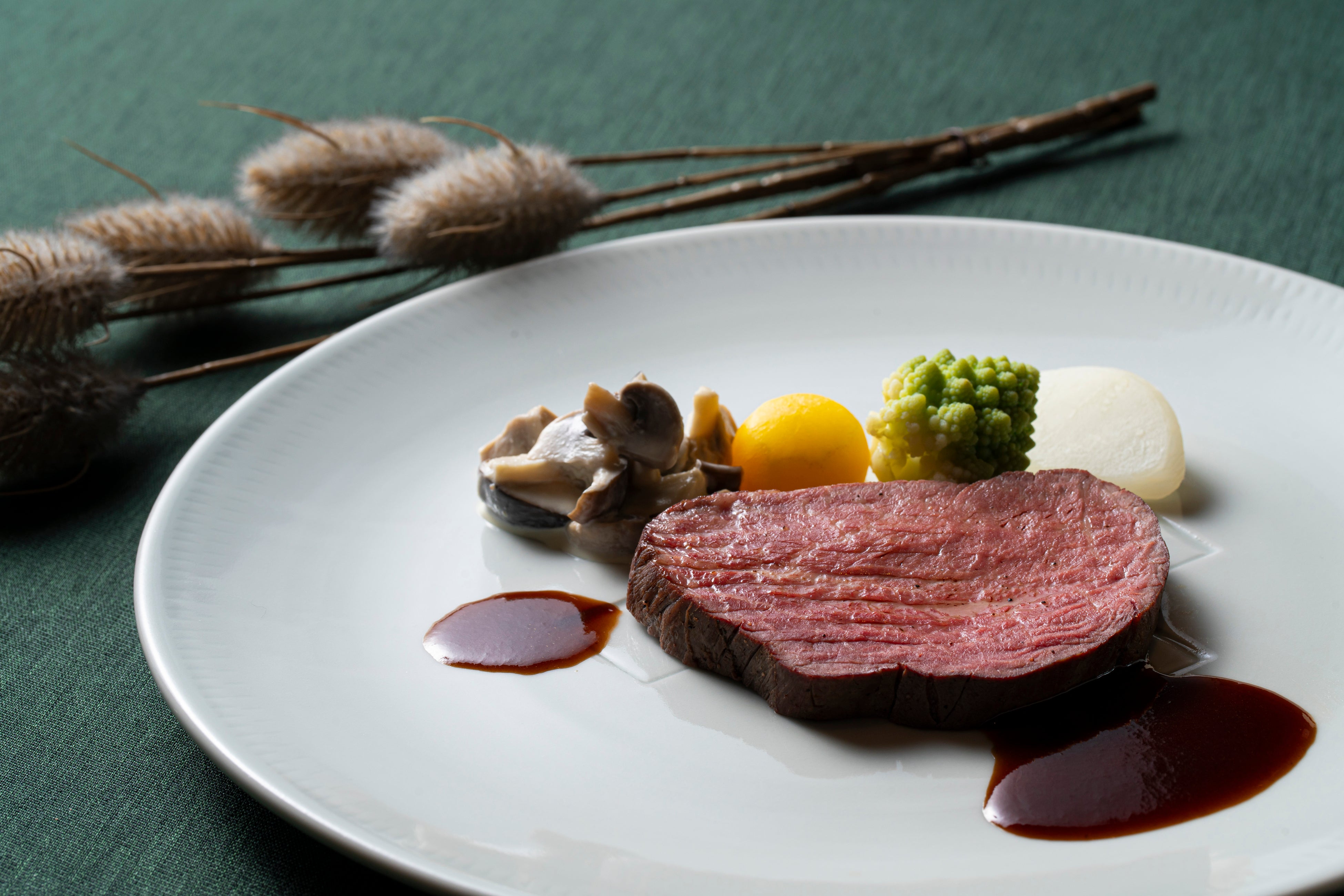 国産牛フィレ肉　ポルトワインソース　温野菜添え