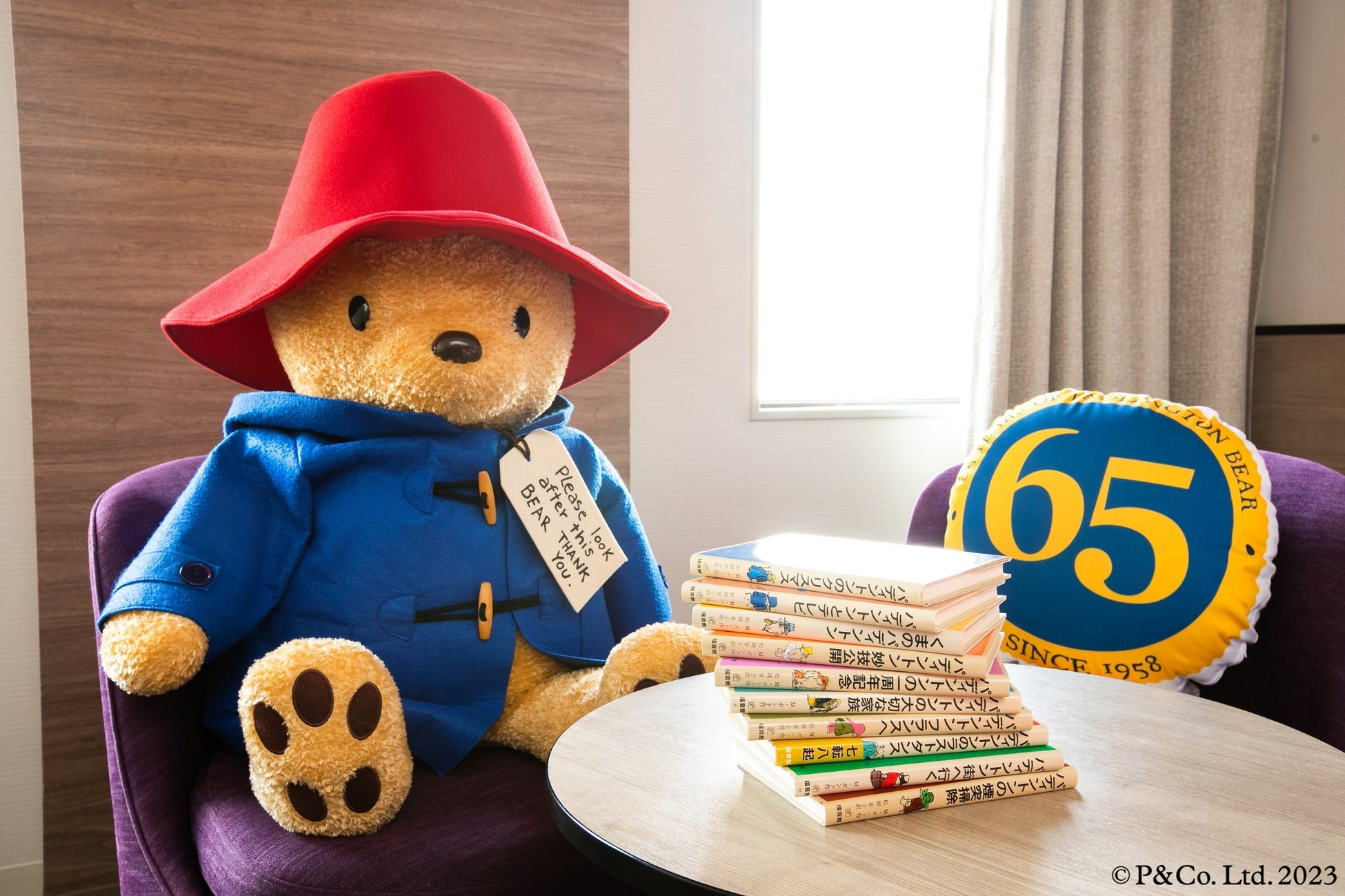 パディントン™の巨大ぬいぐるみ、65周年丸型クッション、小説(イメージ)