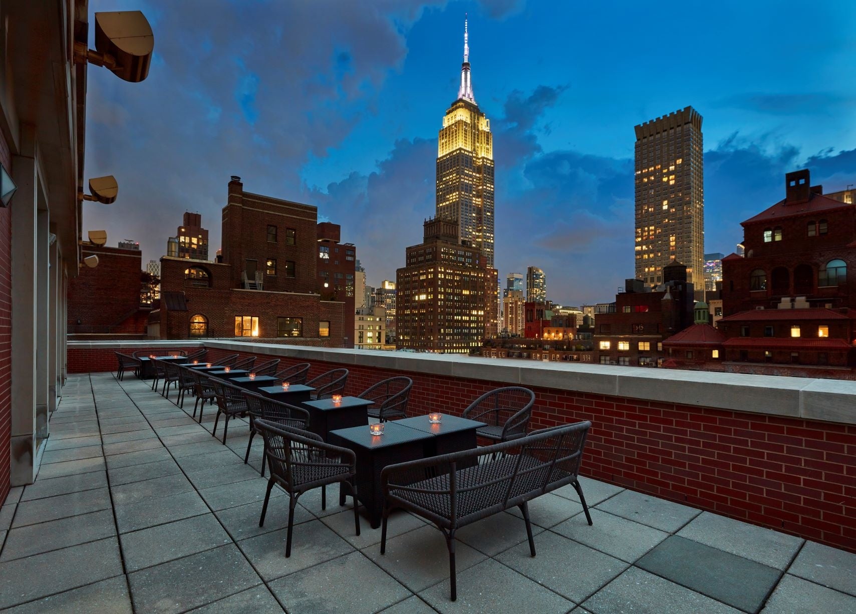 ルーフトップバーからはマンハッタンの夜景が楽しめる