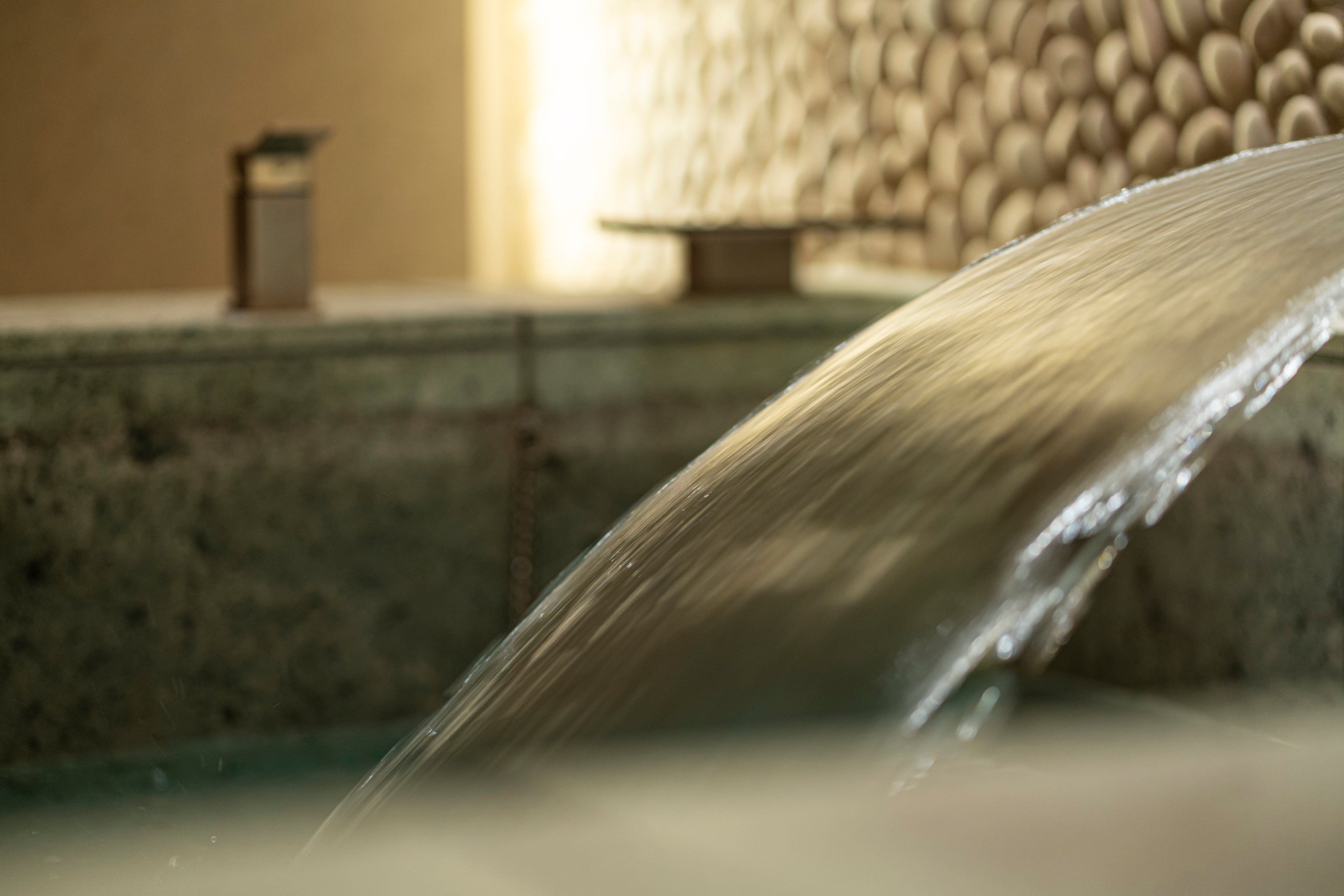 【プライベートバス】天井の高く広々とした開放的な空間で90分間の温活