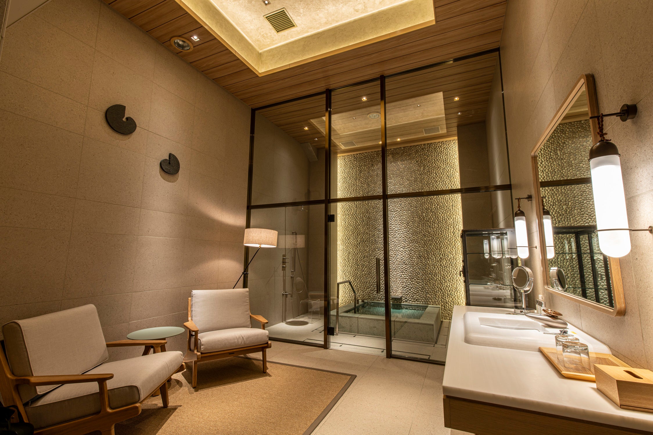 【プライベートバス】天井の高く広々とした開放的な空間