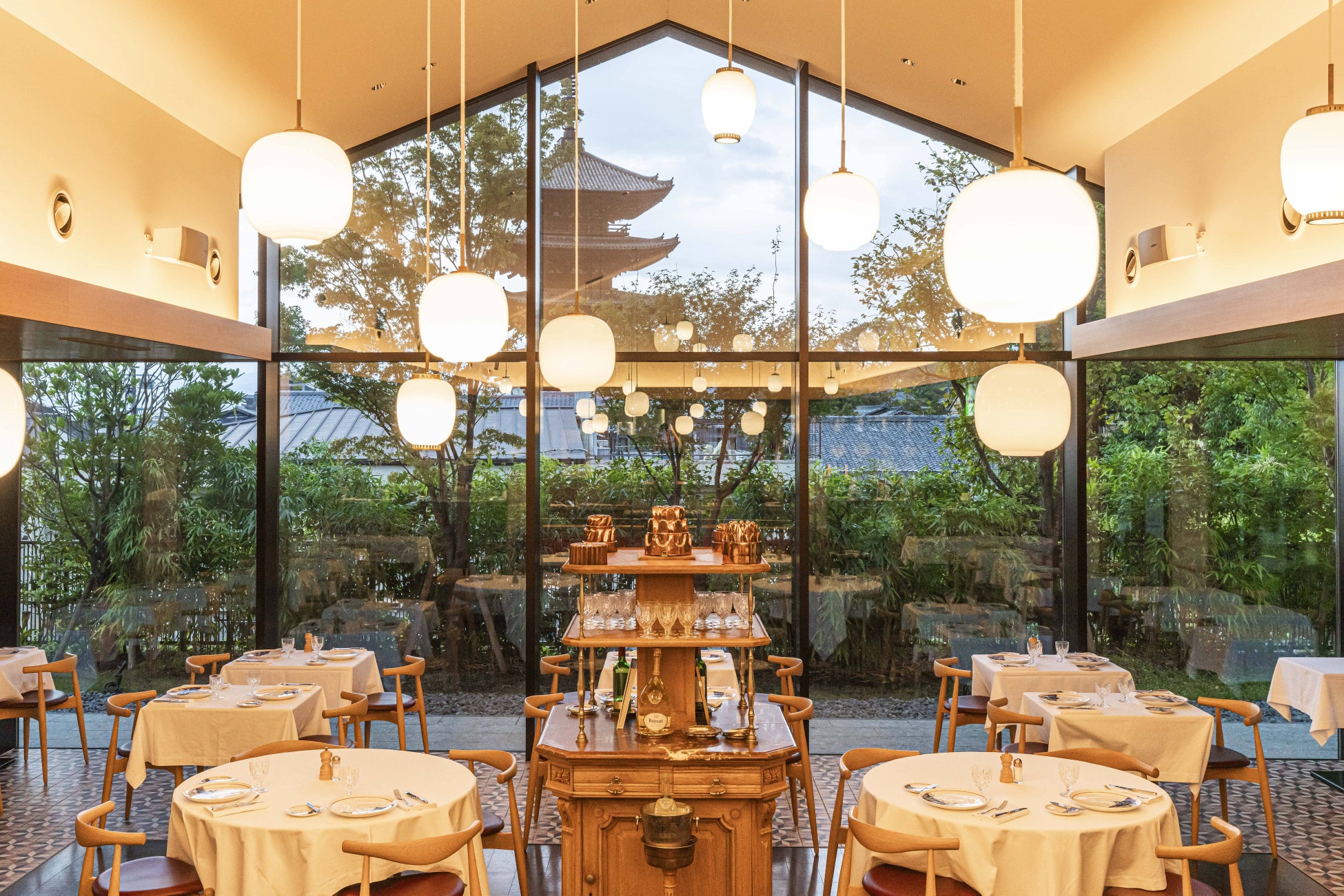 店内から八坂の塔を臨む絶景