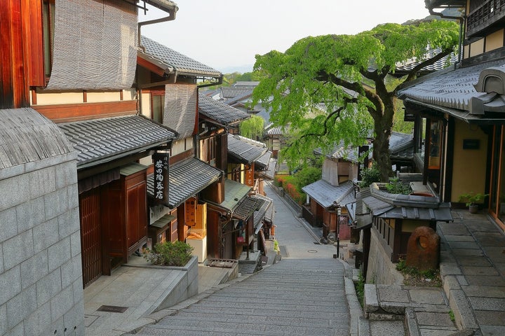 ホテル周辺の京情緒あふれる石畳の道「産寧坂」