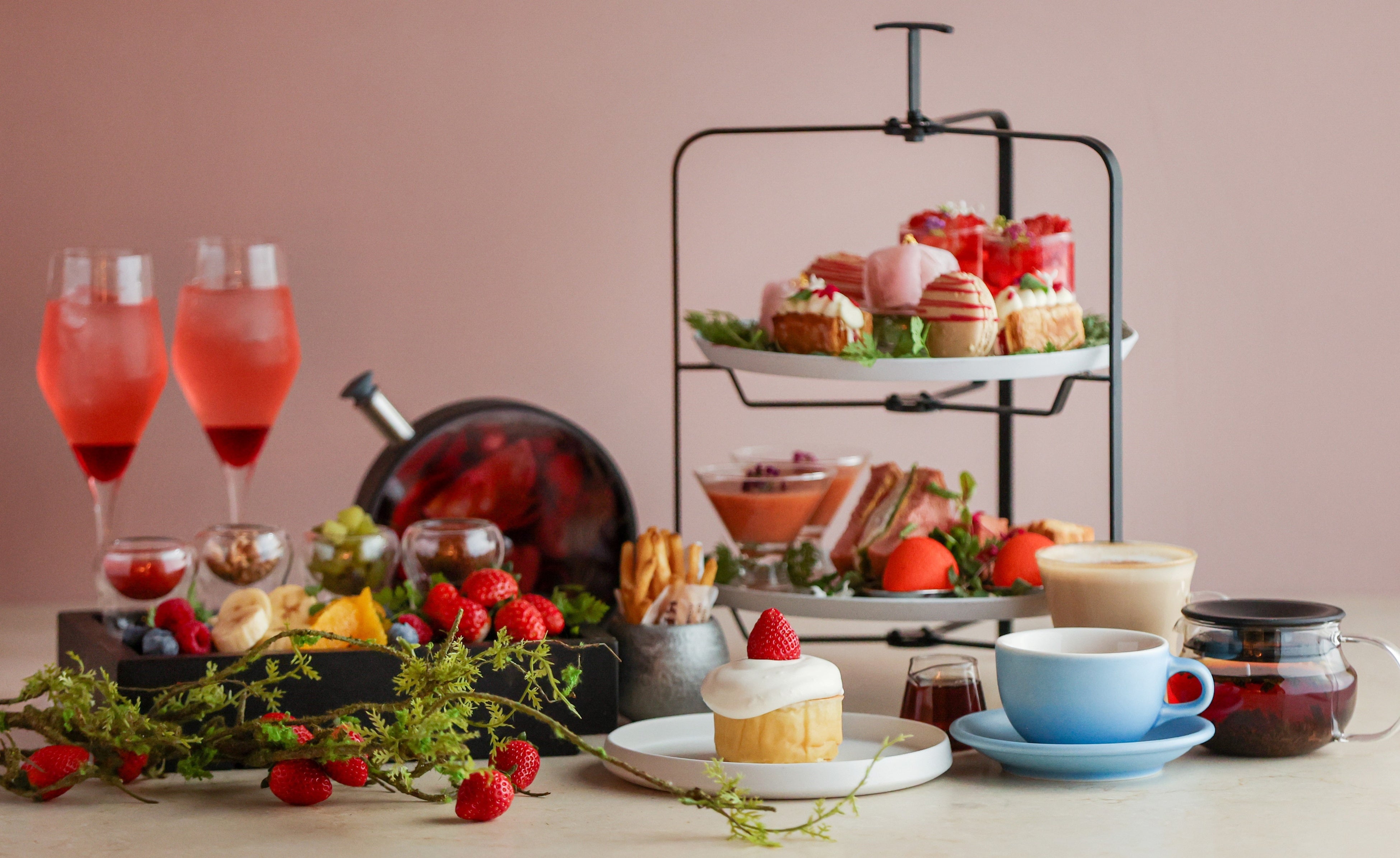 「Strawberry afternoon tea」 image （left）Topping plate（right）Sweets & savory stand
