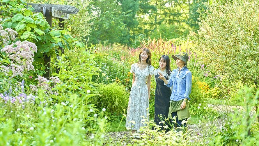 「庭内散策の様子」