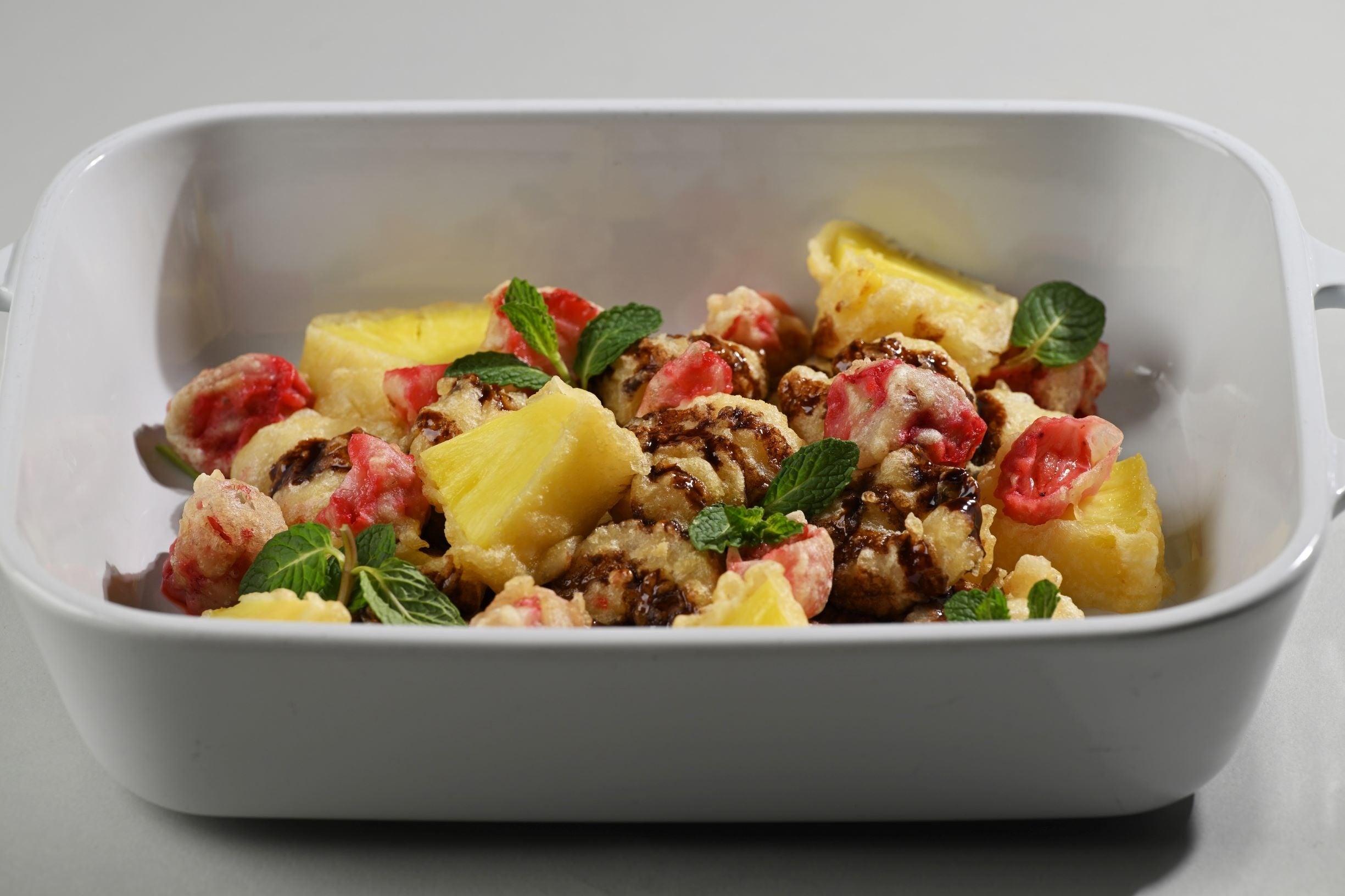 海老とフルーツのベニエ チョコレートソース