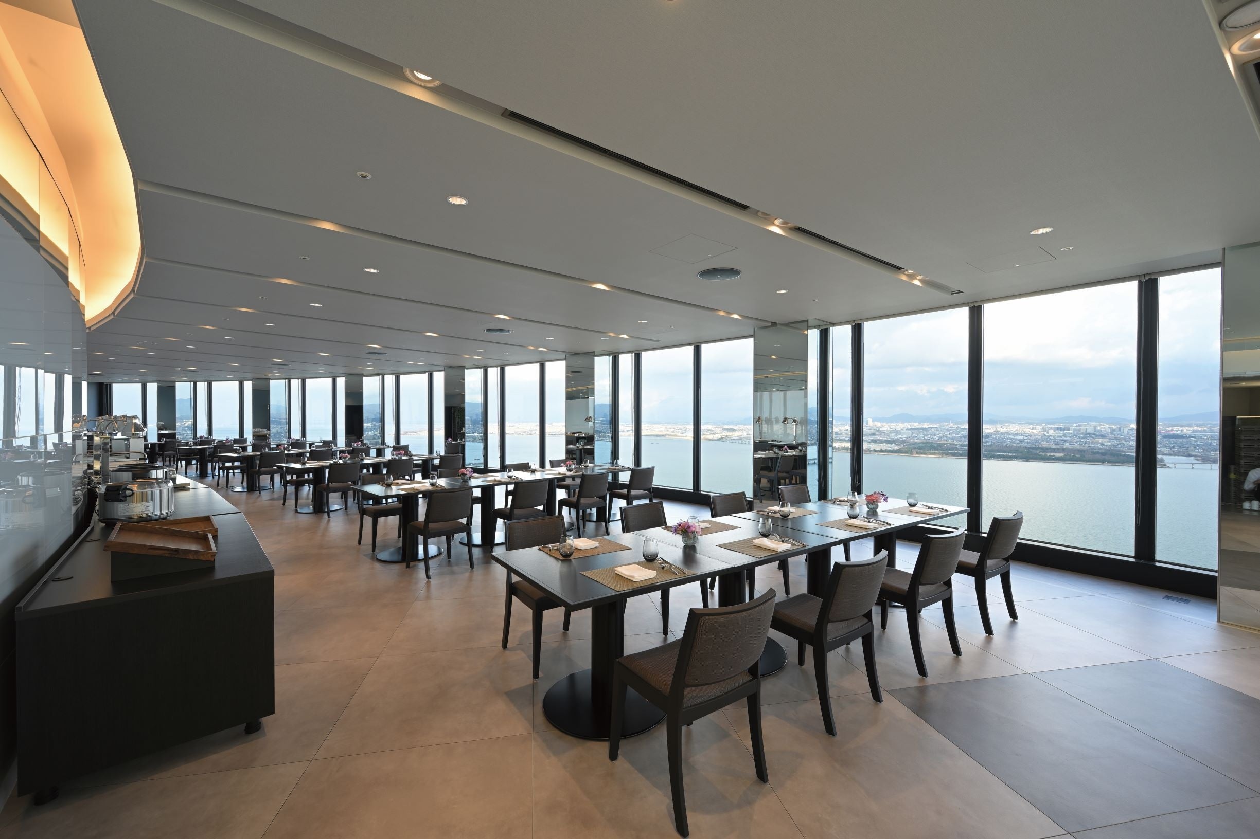 会場は絶景のホテル最上階