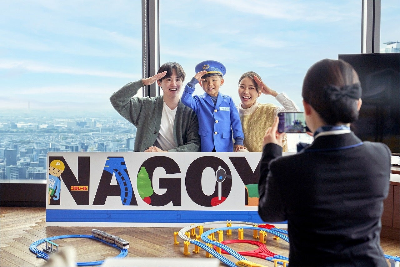 プラレールが描かれたフォトスポットで記念撮影。