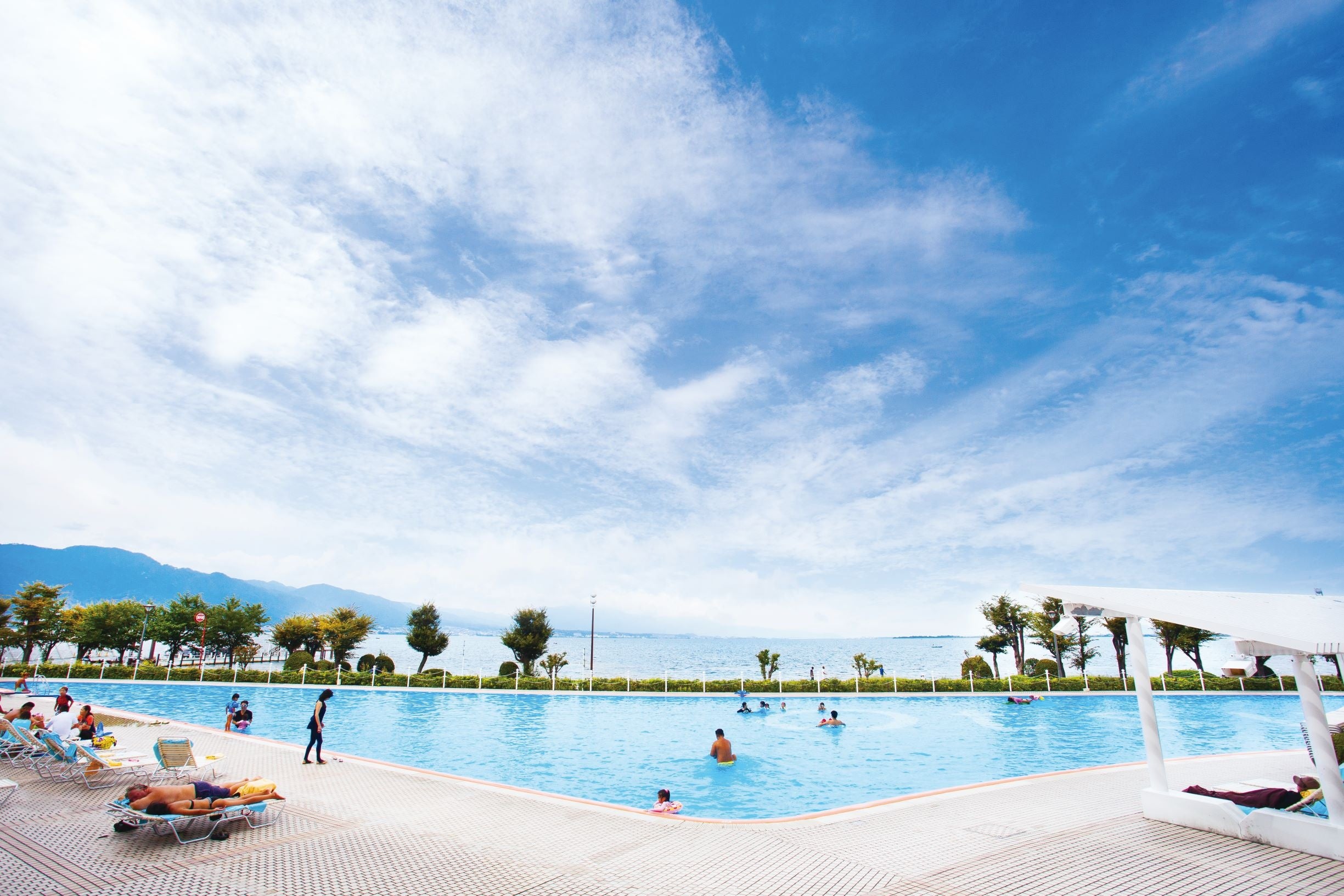 びわ湖を眺めながらご利用いただける全長90mのスイミングプール