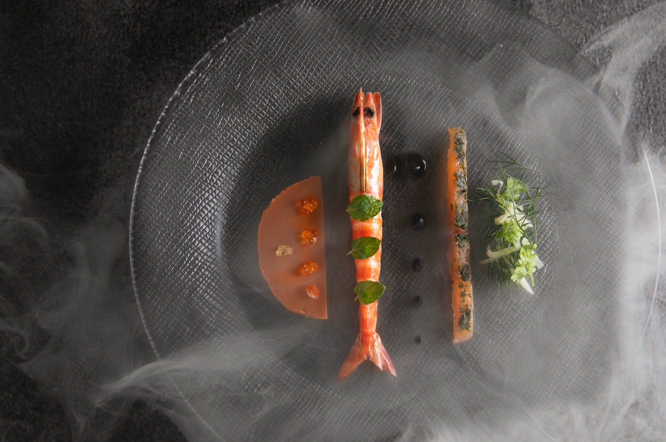 「煙を纏った 車エビのレモン風味」