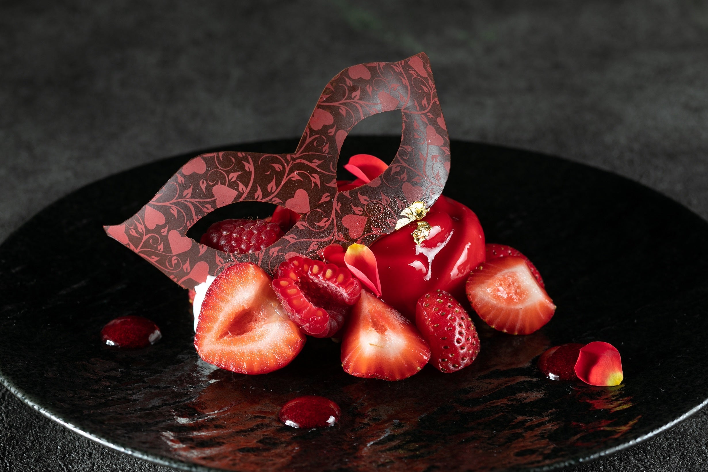 「仮面を添えたラズベリームース」