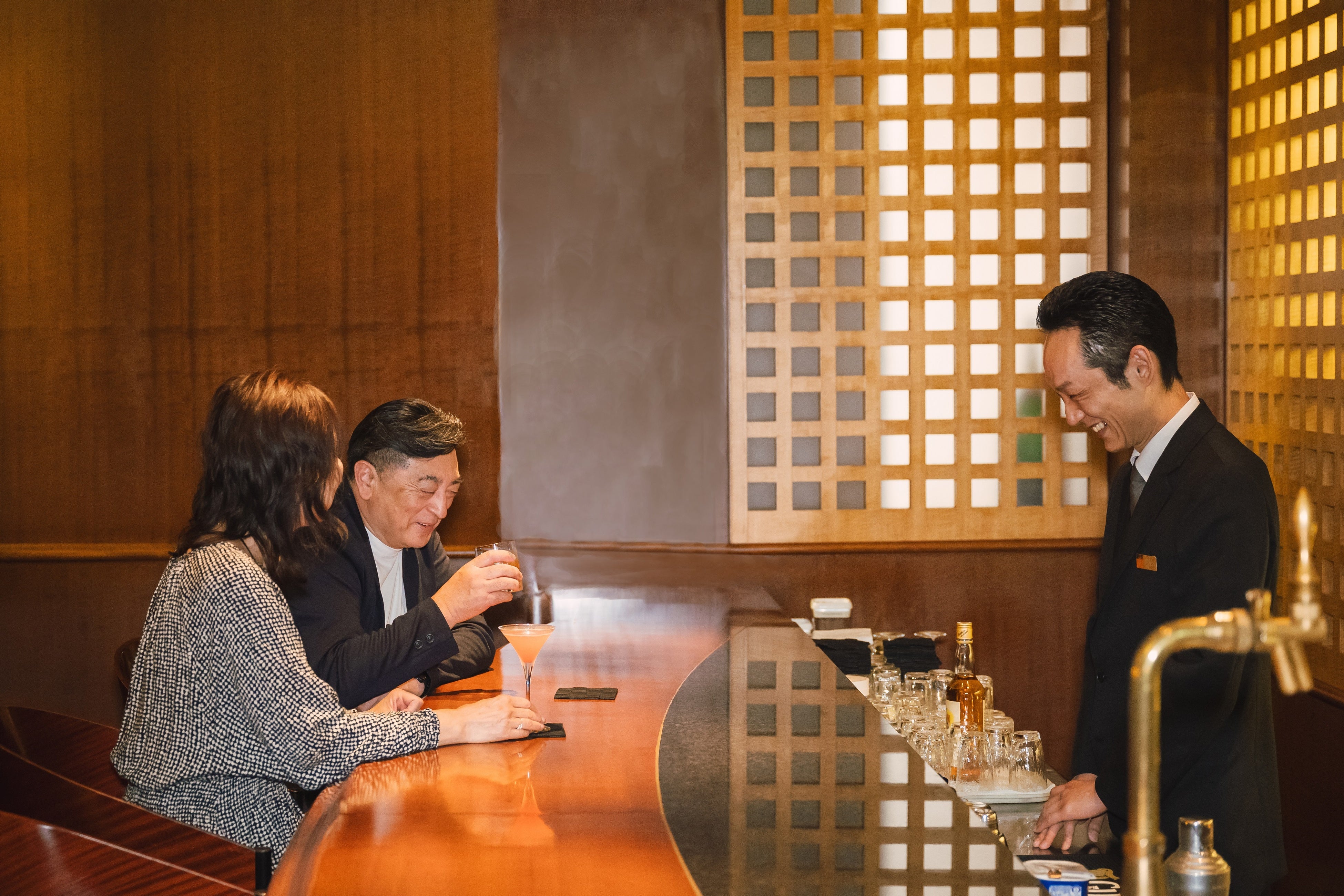 小江戸秋旅プラン バーで乾杯イメージ