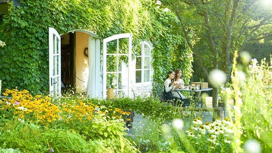 【新富良野プリンスホテル】1日1組だけの特別な朝。誰もいない早朝の「風のガーデン」を貸し切りに!花と緑の香り、やわらかな朝日に包まれて楽しむ絶景プライベートモーニング体験を今年も開催 【新富良野プリンスホテル】1日1組だけの特別な朝。誰もいない早朝の「風のガーデン」を貸し切りに!花と緑の香り、やわらかな朝日に包まれて楽しむ絶景プライベートモーニング体験を今年も開催