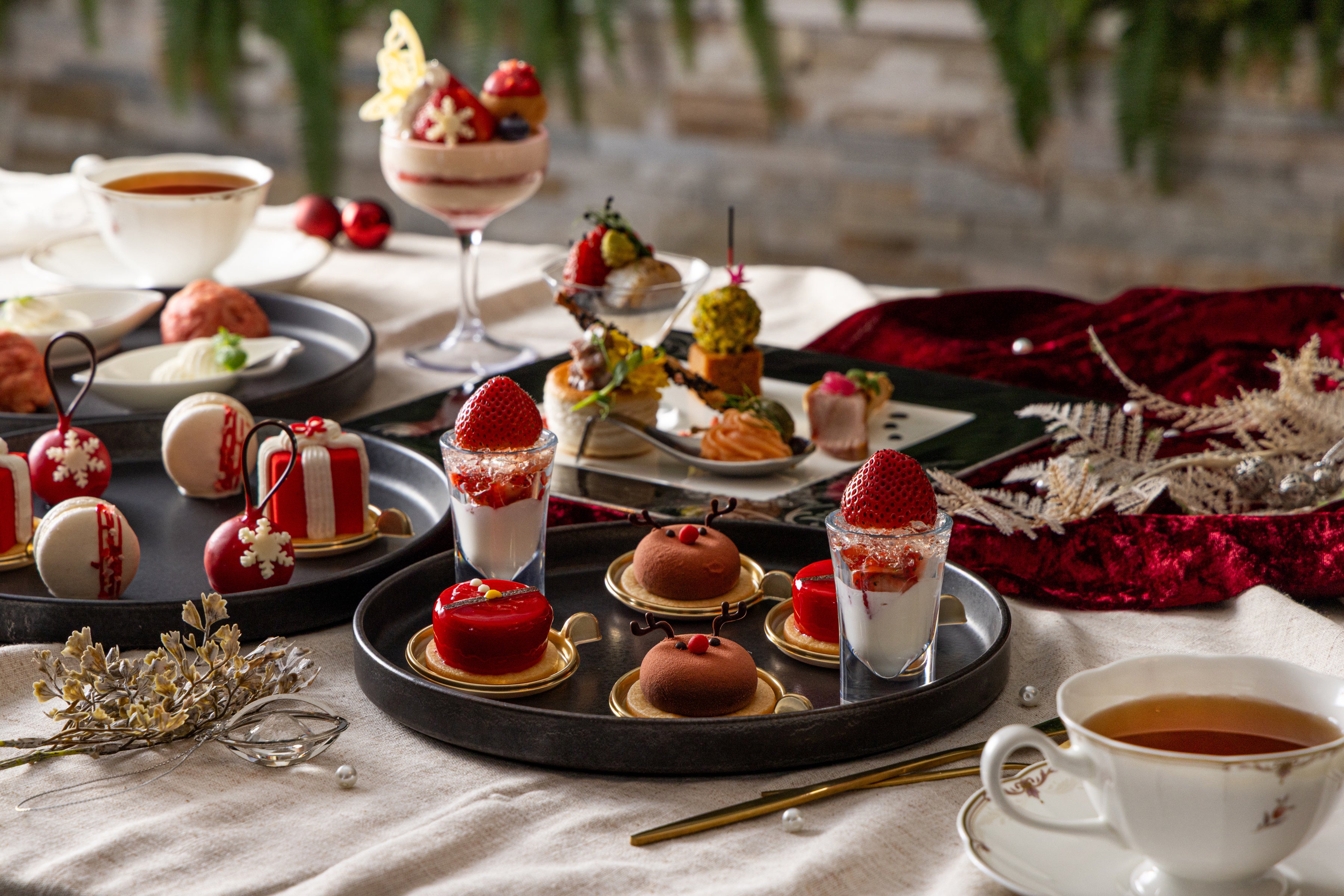 【新横浜プリンスホテル】サンタやトナカイ、オーナメントなど可愛いクリスマスモチーフスイーツが並ぶ！クリスマスアフタヌーンティーを販売
